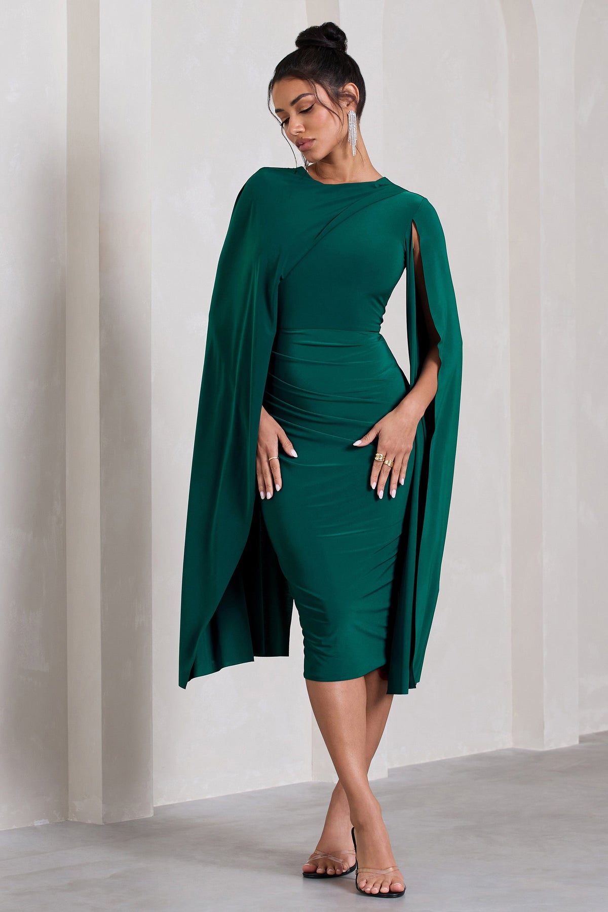 Marysol | Robe mi-longue vert bouteille asymétrique avec cape