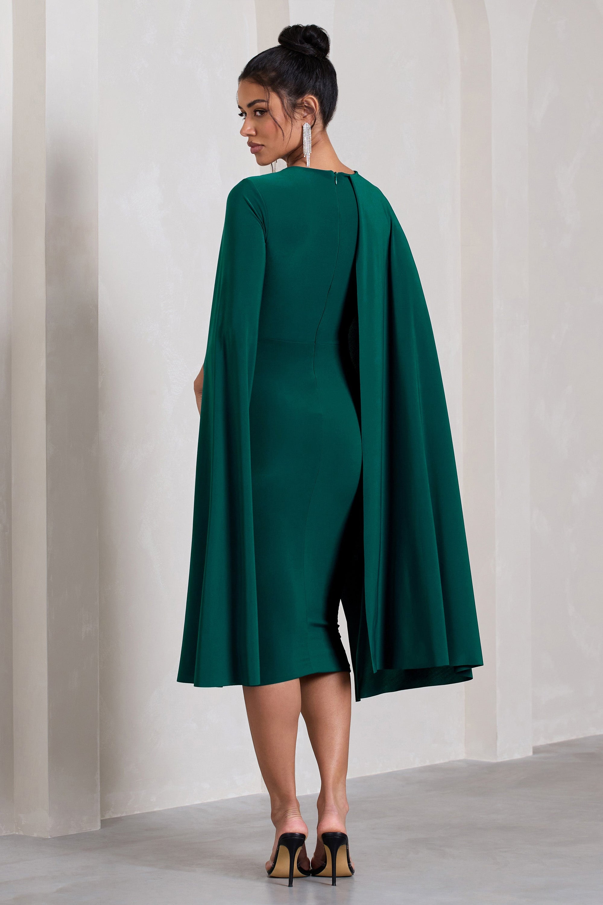 Marysol | Robe mi-longue vert bouteille asymétrique avec cape