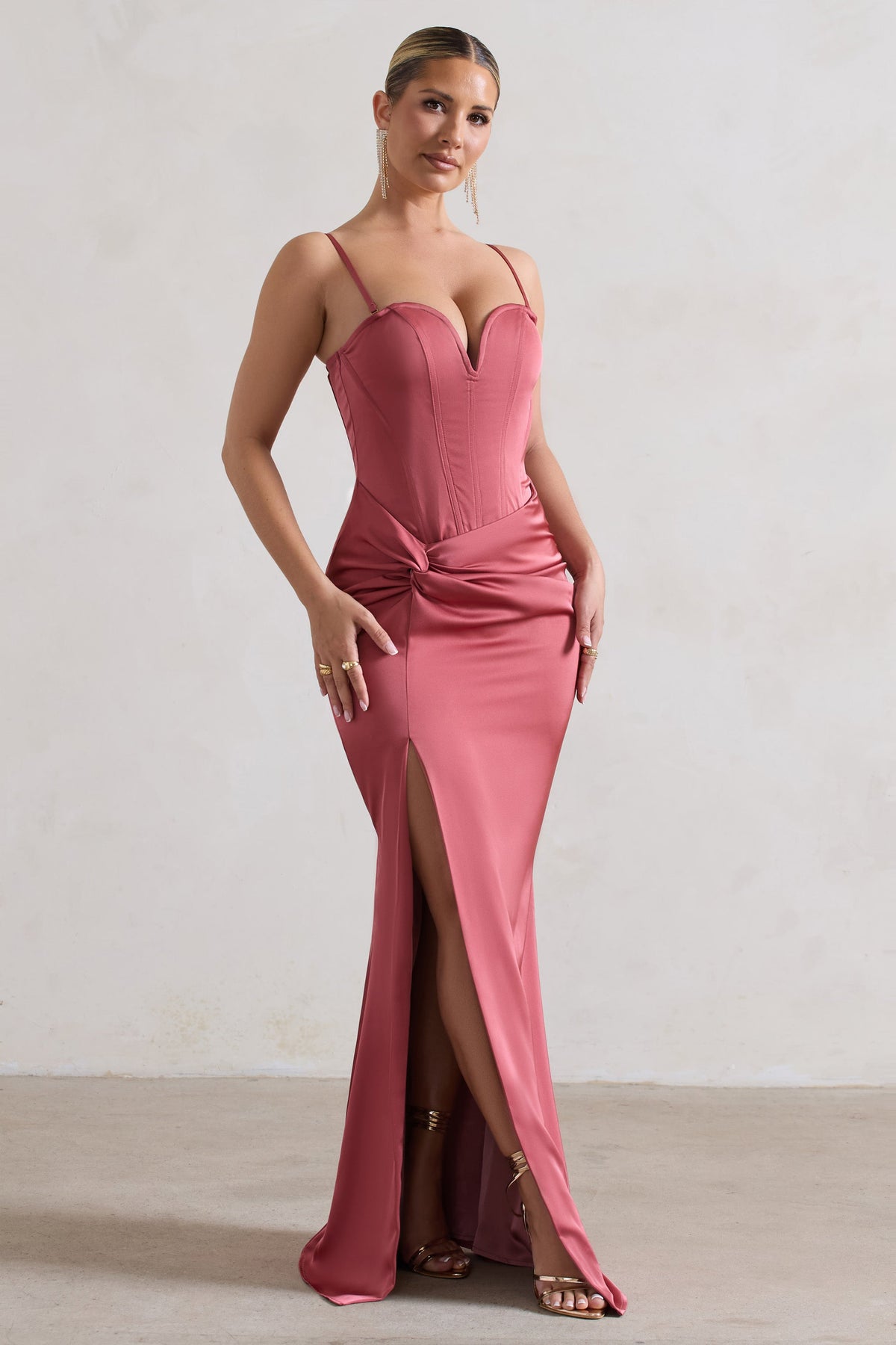 Ardelle Robe longue en satin rose a corset et torsadee Club L London FR