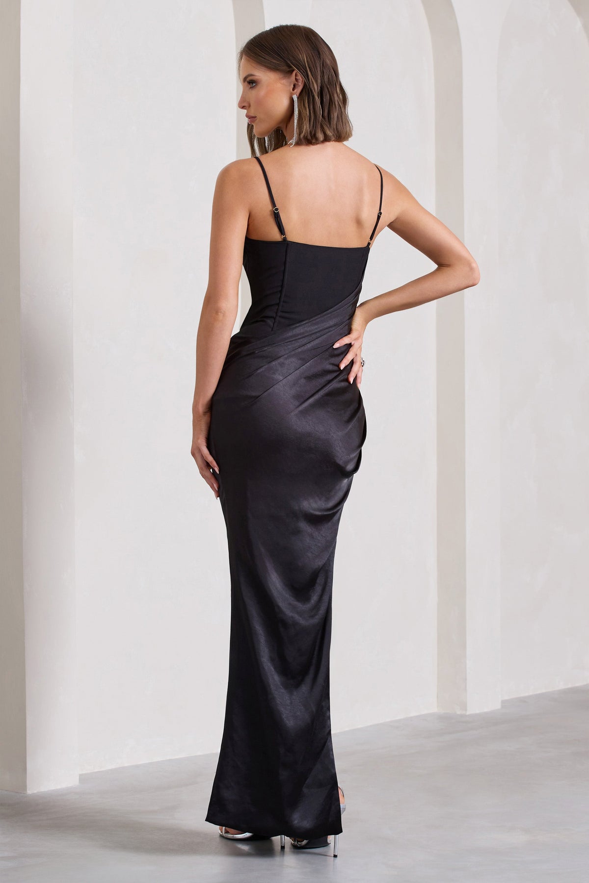 In Attendance | Robe longue noire drapée en satin fente et corset