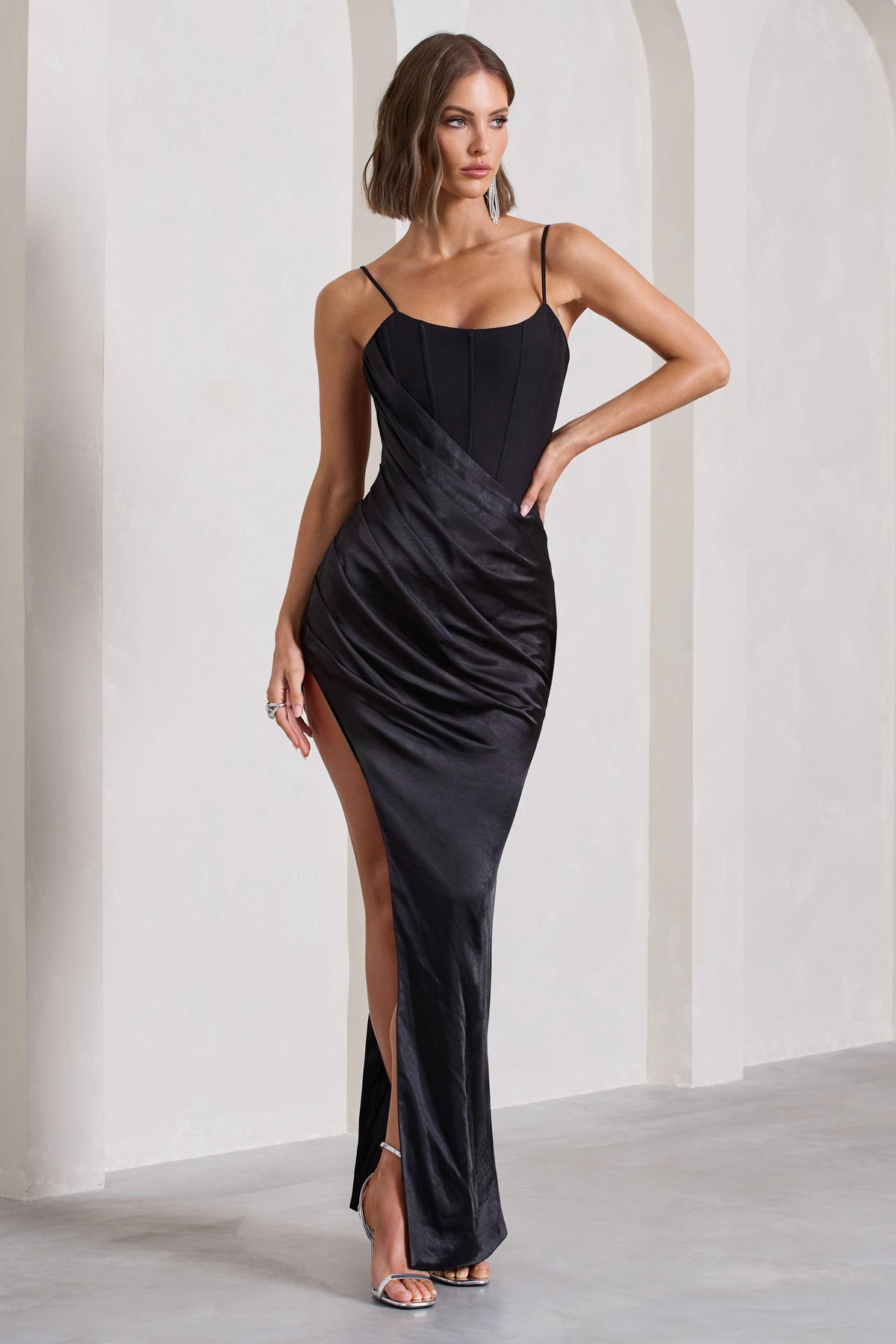 In Attendance | Robe longue noire drapée en satin fente et corset