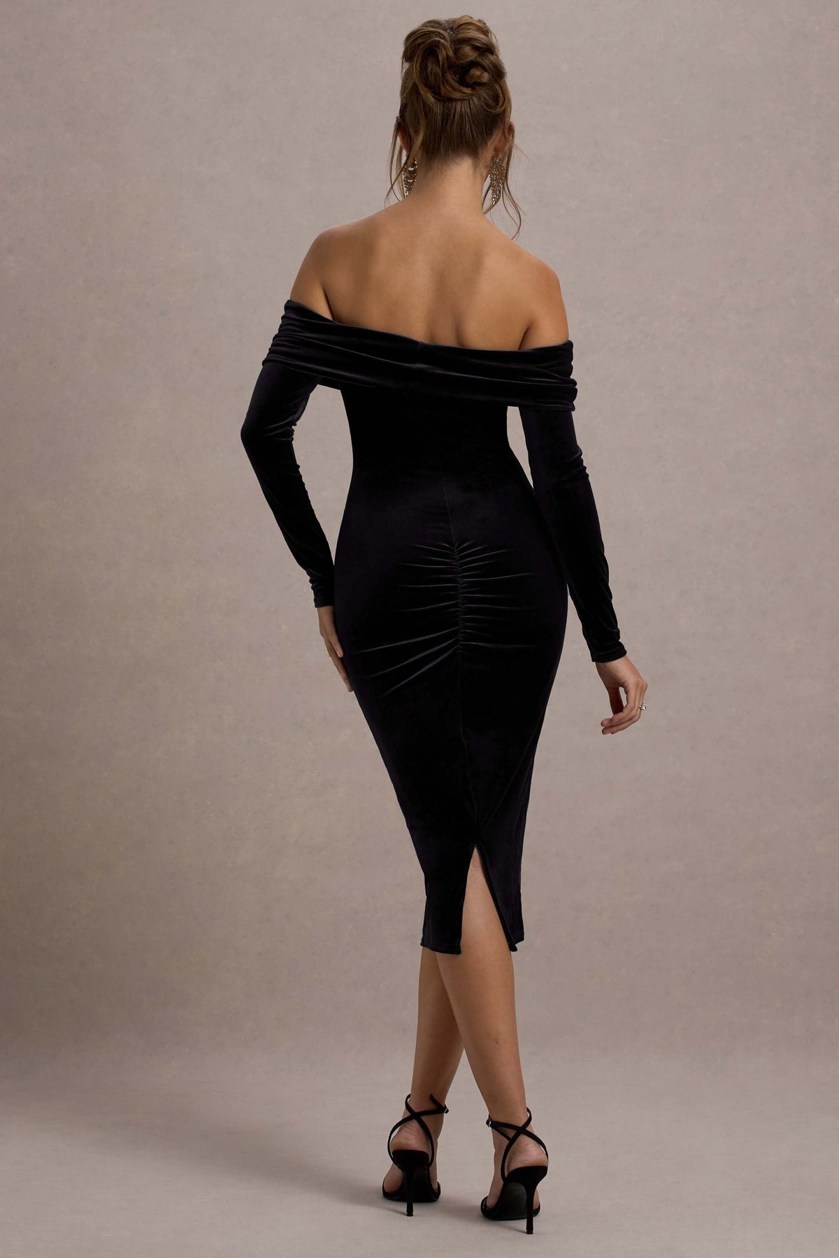 Compliment | Robe mi-longue en velours noir et encolure bardot
