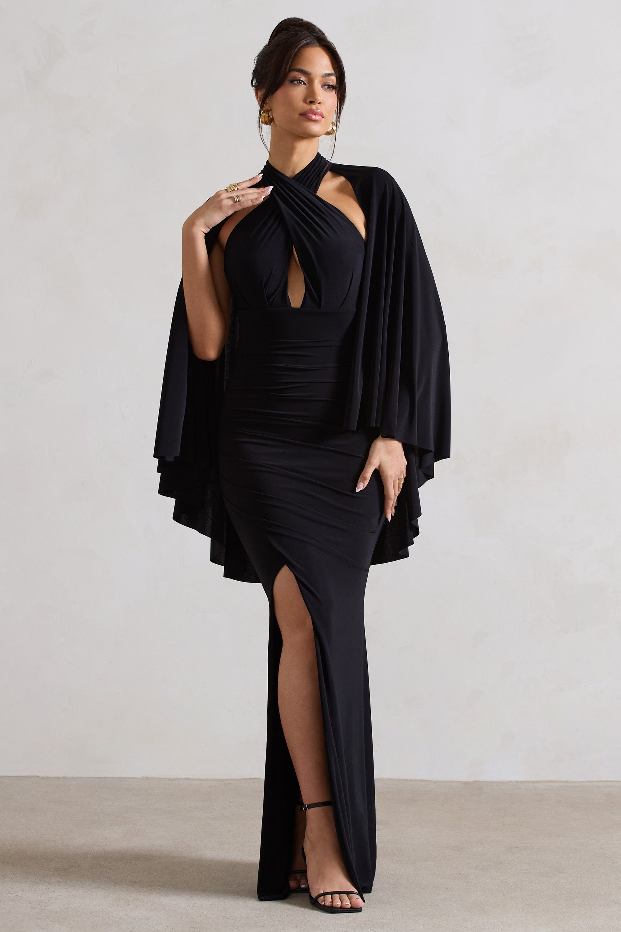 Audrina | Robe longue noire froncée à col haut fente et cape