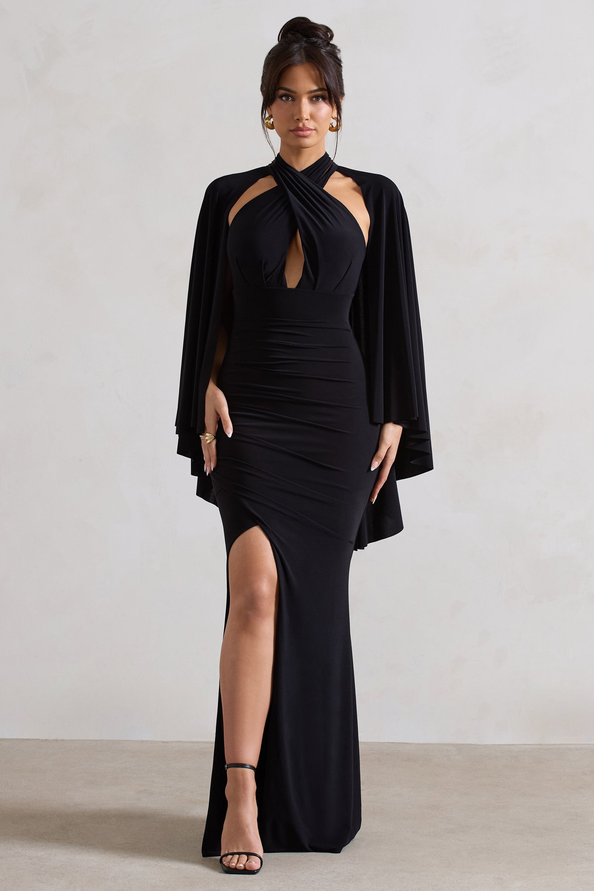 Audrina | Robe longue noire froncée à col haut fente et cape
