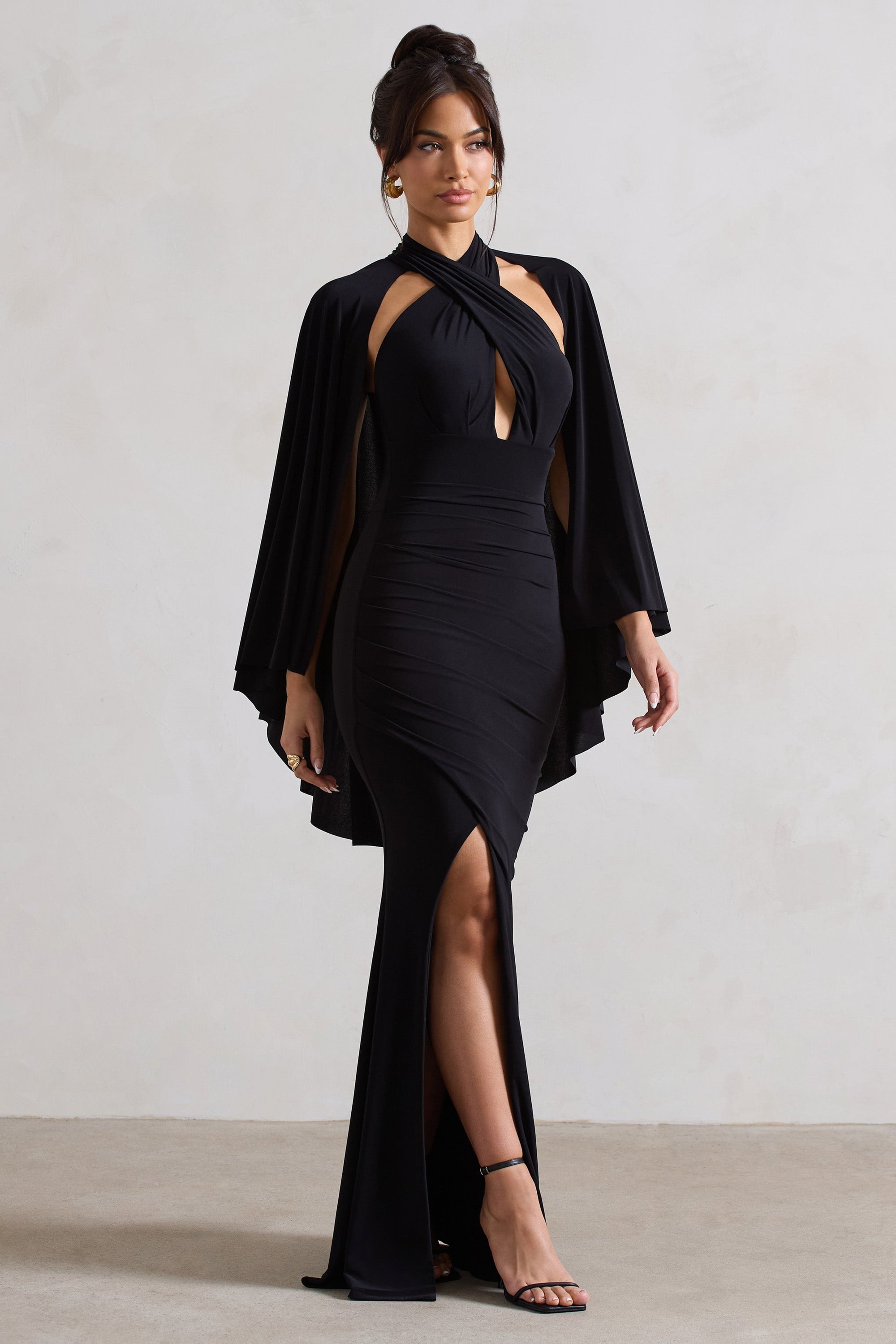 Audrina | Robe longue noire froncée à col haut fente et cape