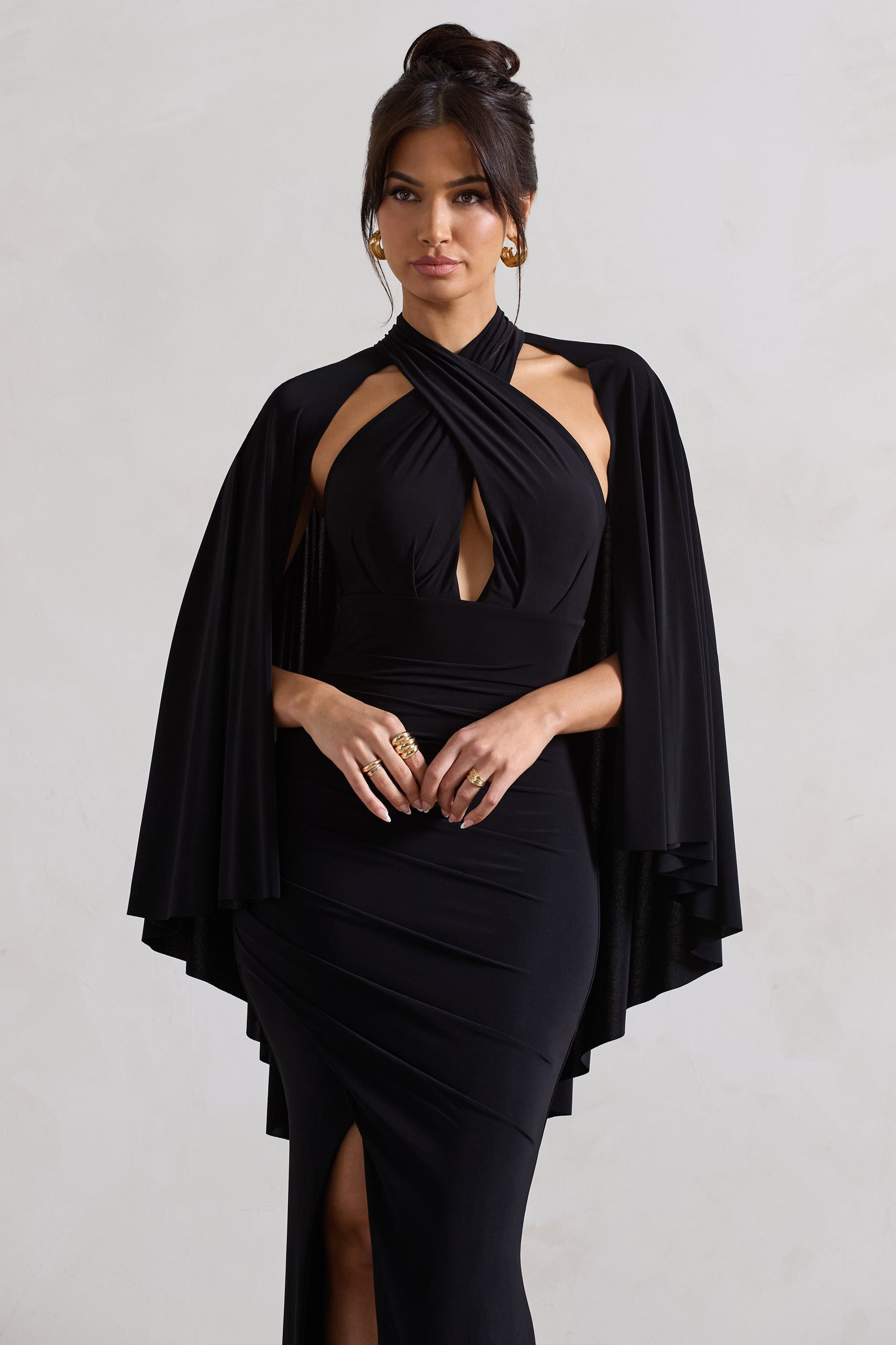 Audrina | Robe longue noire froncée à col haut fente et cape