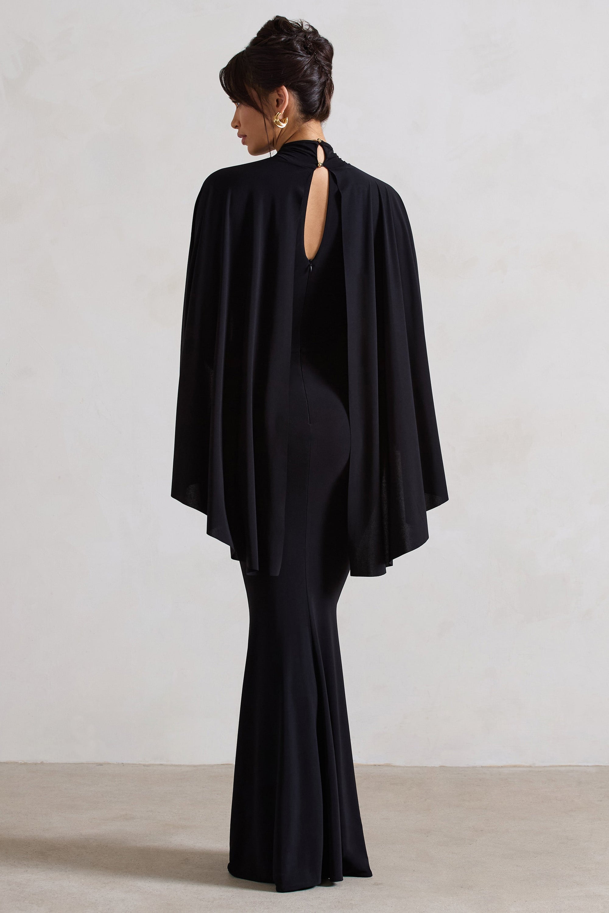 Audrina | Robe longue noire froncée à col haut fente et cape