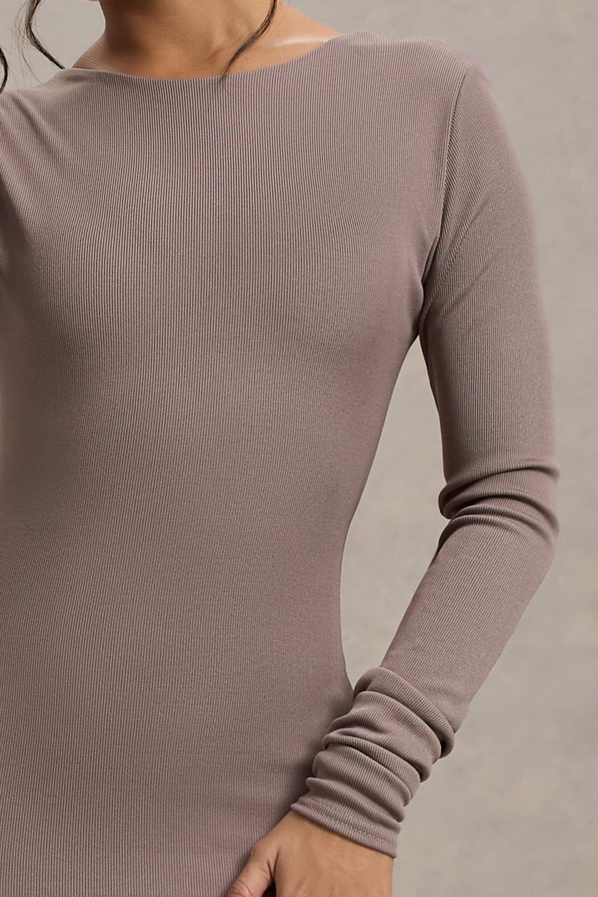 Madden | Robe mi-longue taupe en tricot à dos nu