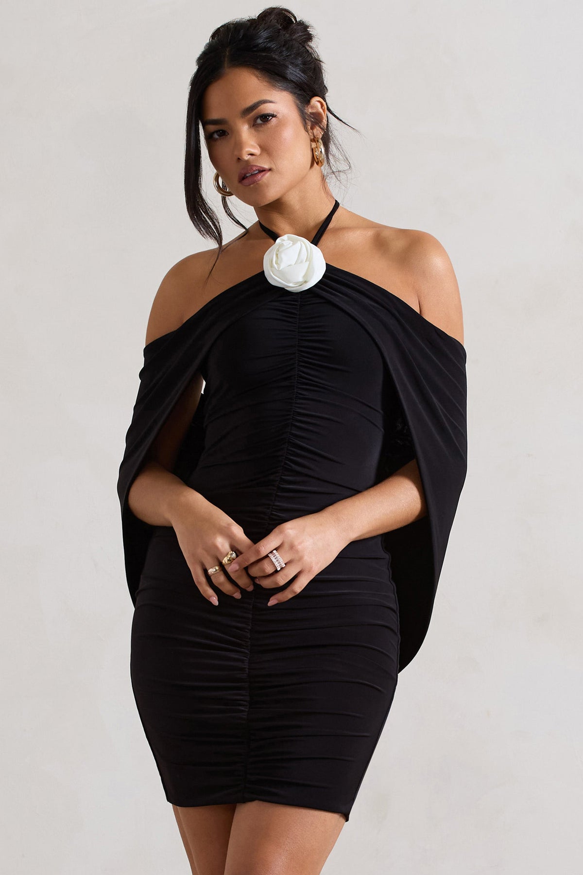 Adriana | Mini-robe noire froncée à encolure haute fronces et fleur