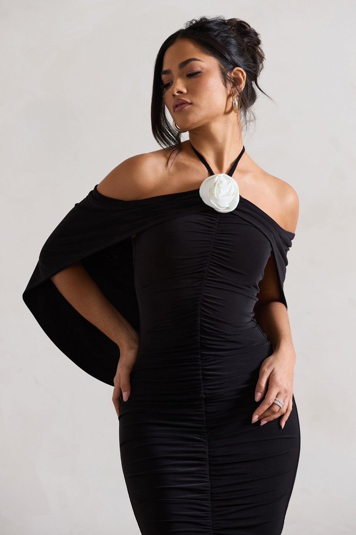 Adriana | Mini-robe noire froncée à encolure haute fronces et fleur