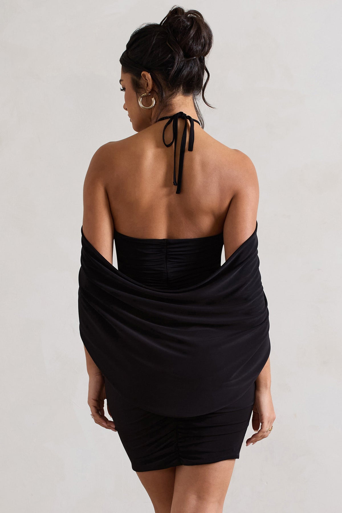 Adriana | Mini-robe noire froncée à encolure haute fronces et fleur