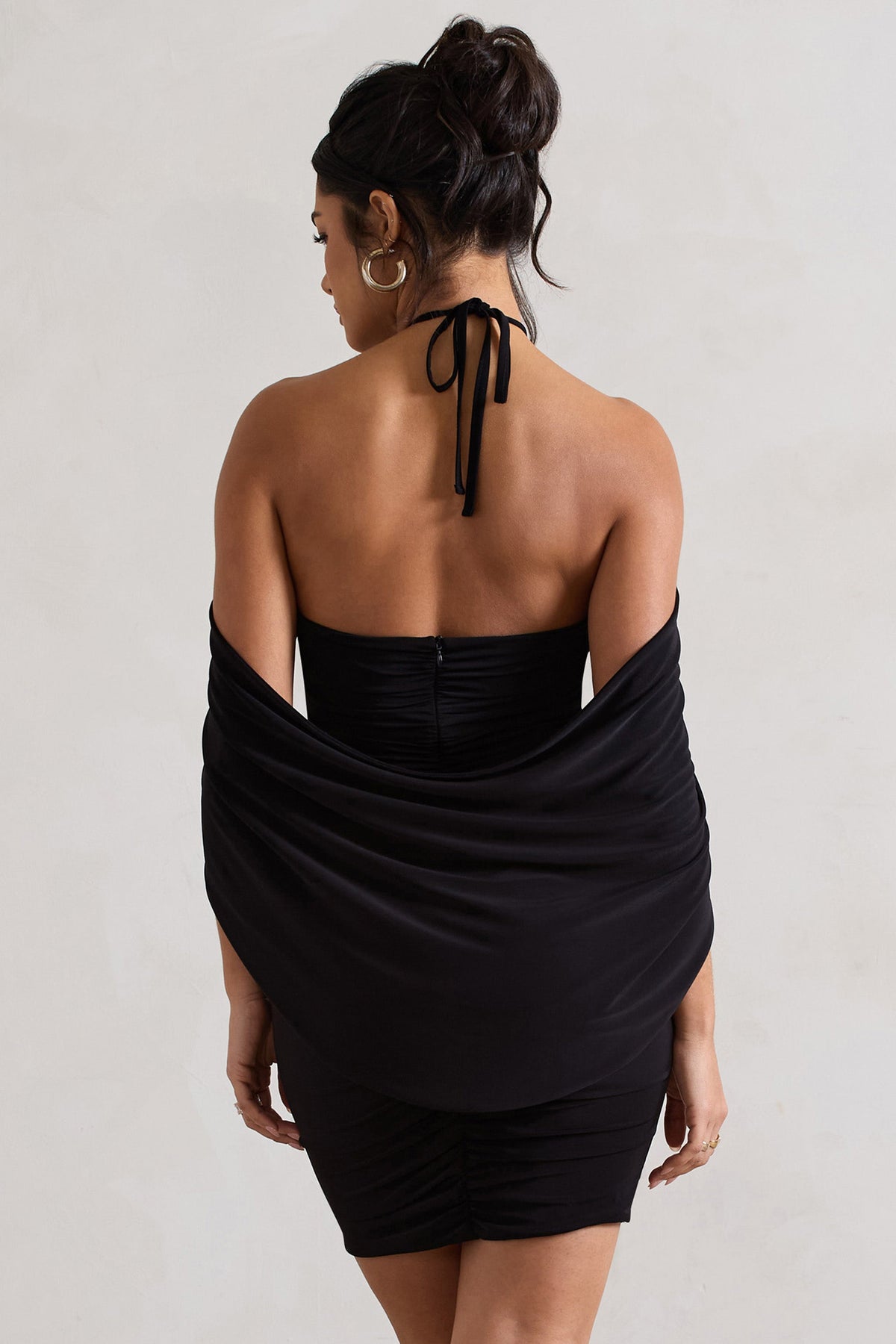 Adriana | Mini-robe noire froncée à encolure haute fronces et fleur