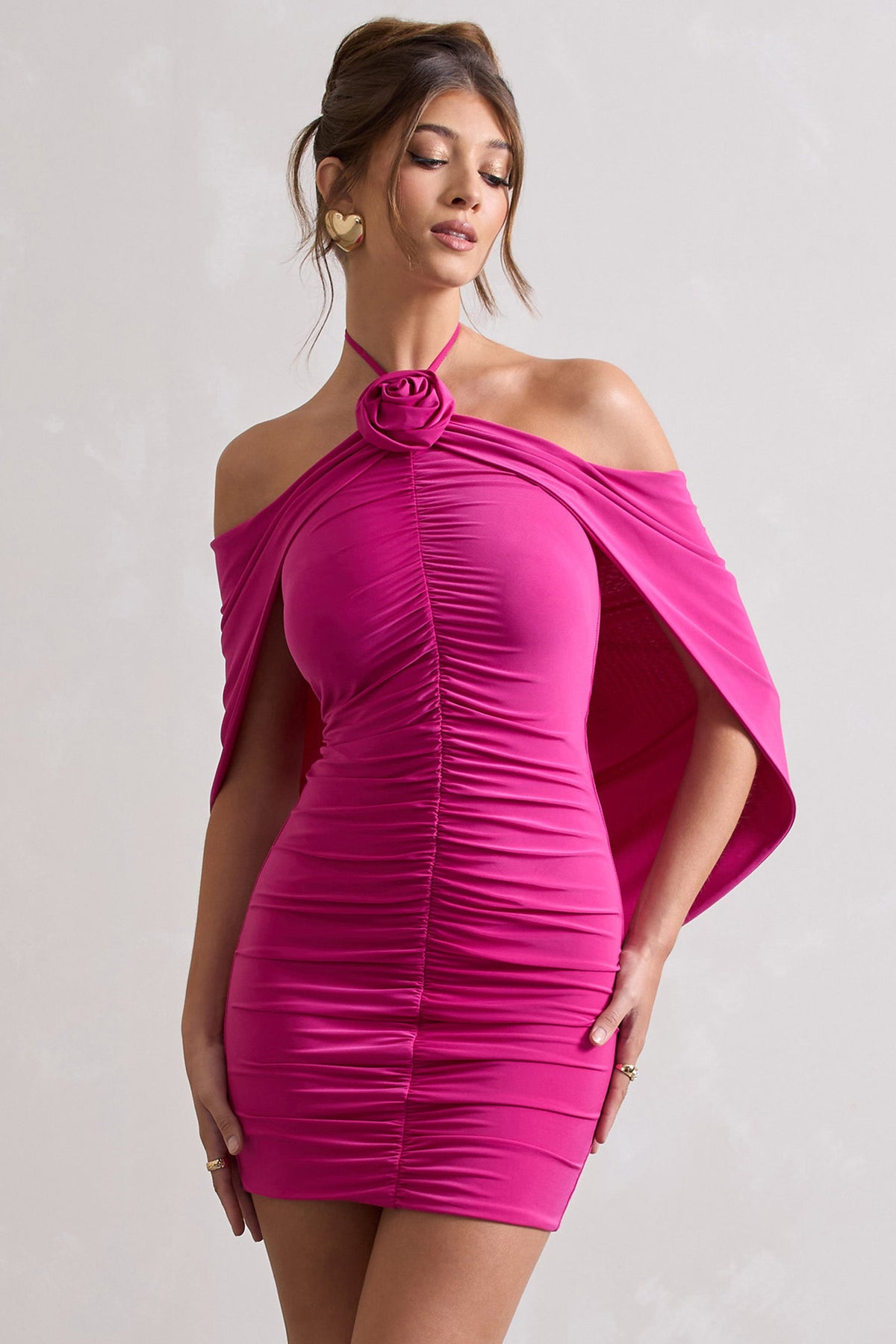 Adriana | Mini-robe rose froncée à encolure haute fronces et fleur