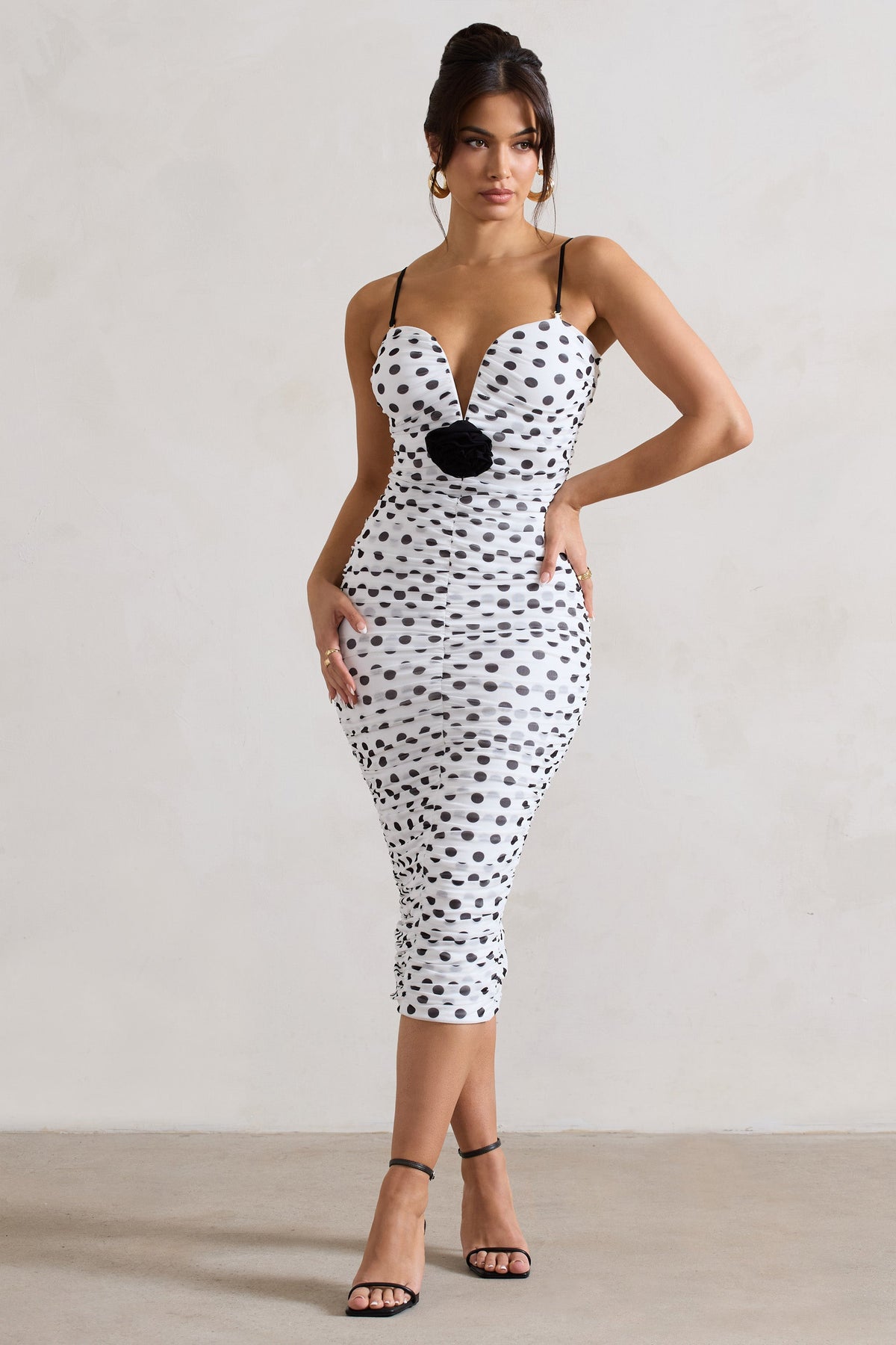 Taken | Robe mi-longue froncée blanche à pois en maille et corsage