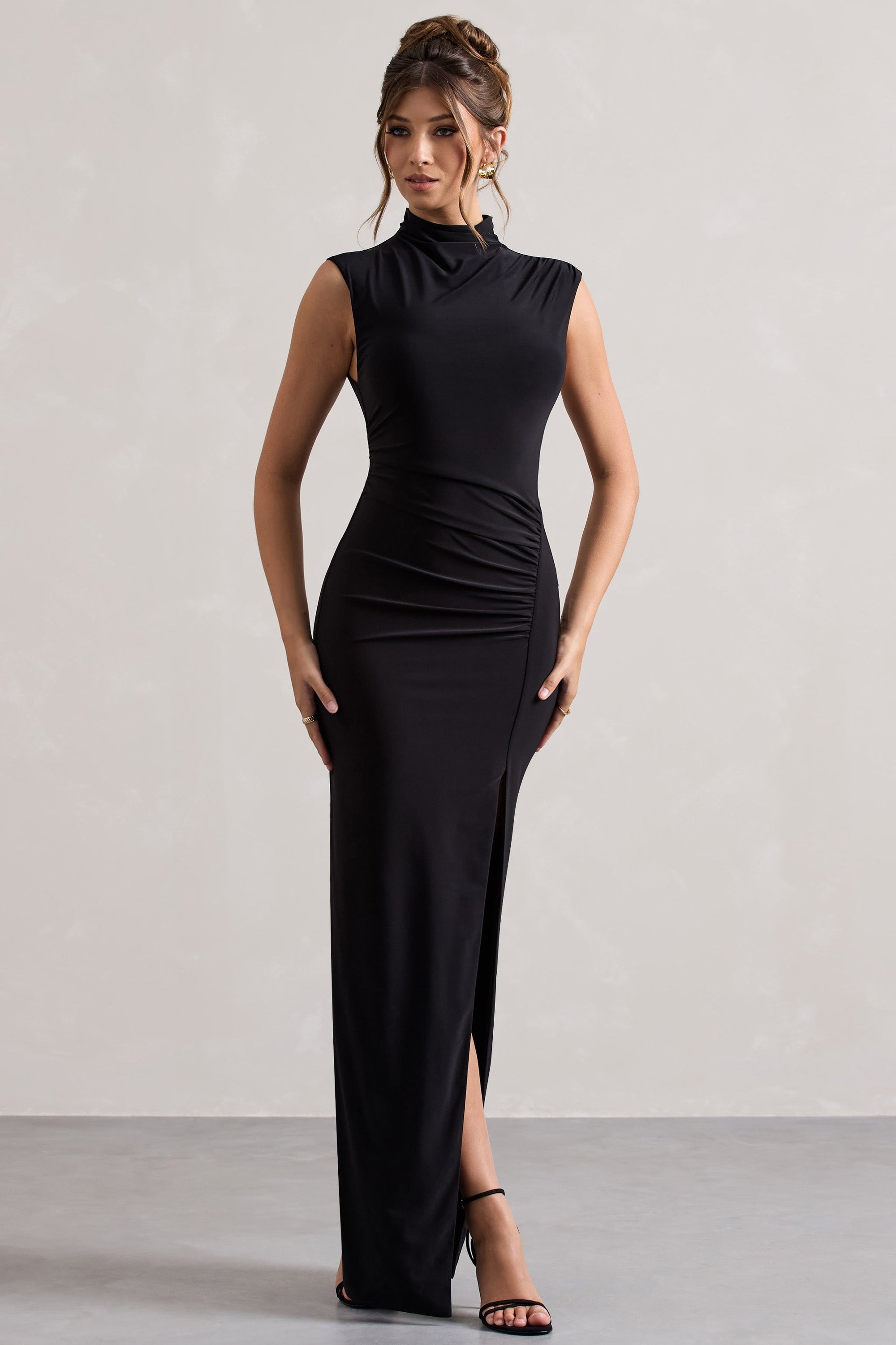 Lanetta | Robe longue noire froncée à encolure haute et fente sur la jambe