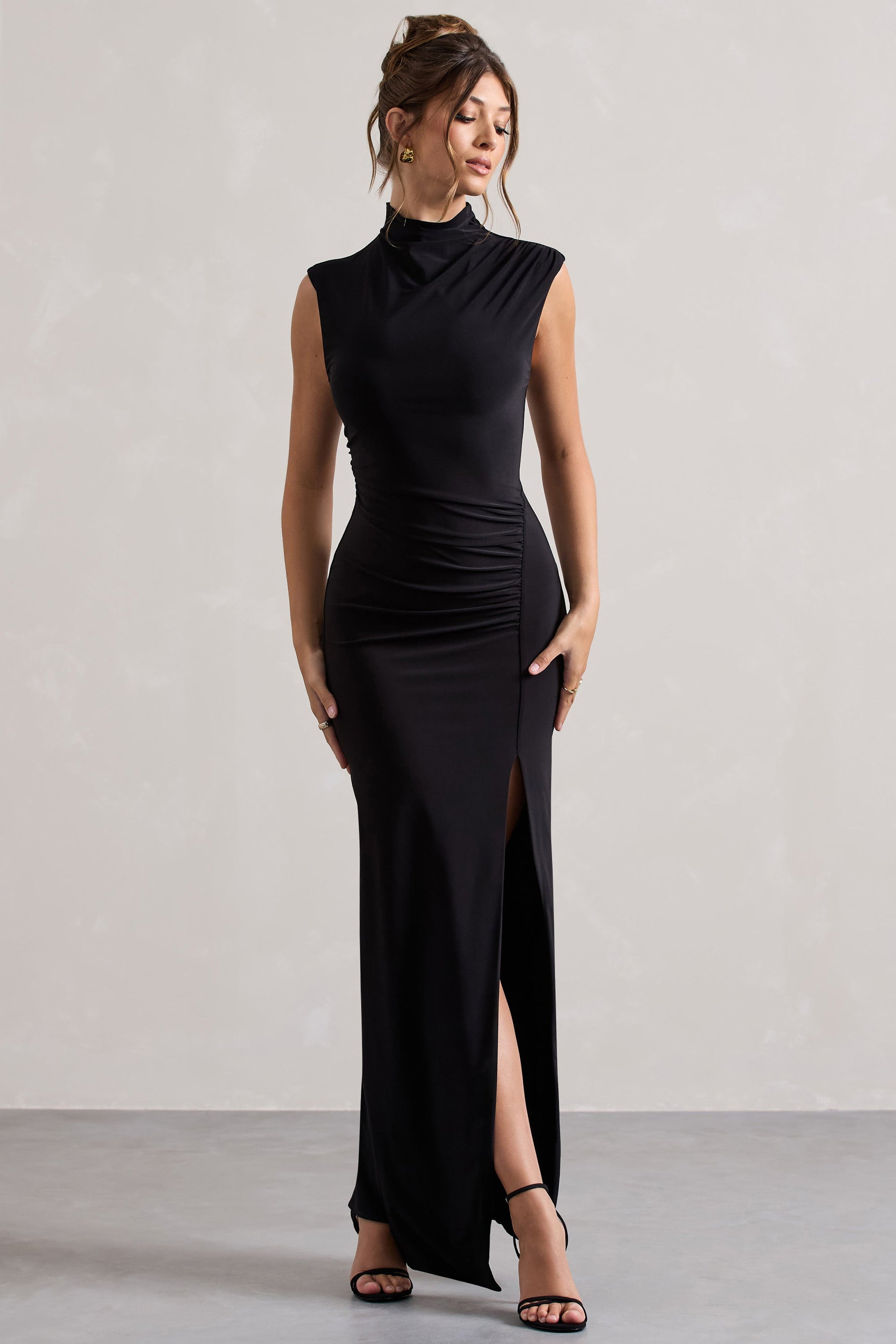 Lanetta | Robe longue noire froncée à encolure haute et fente sur la jambe