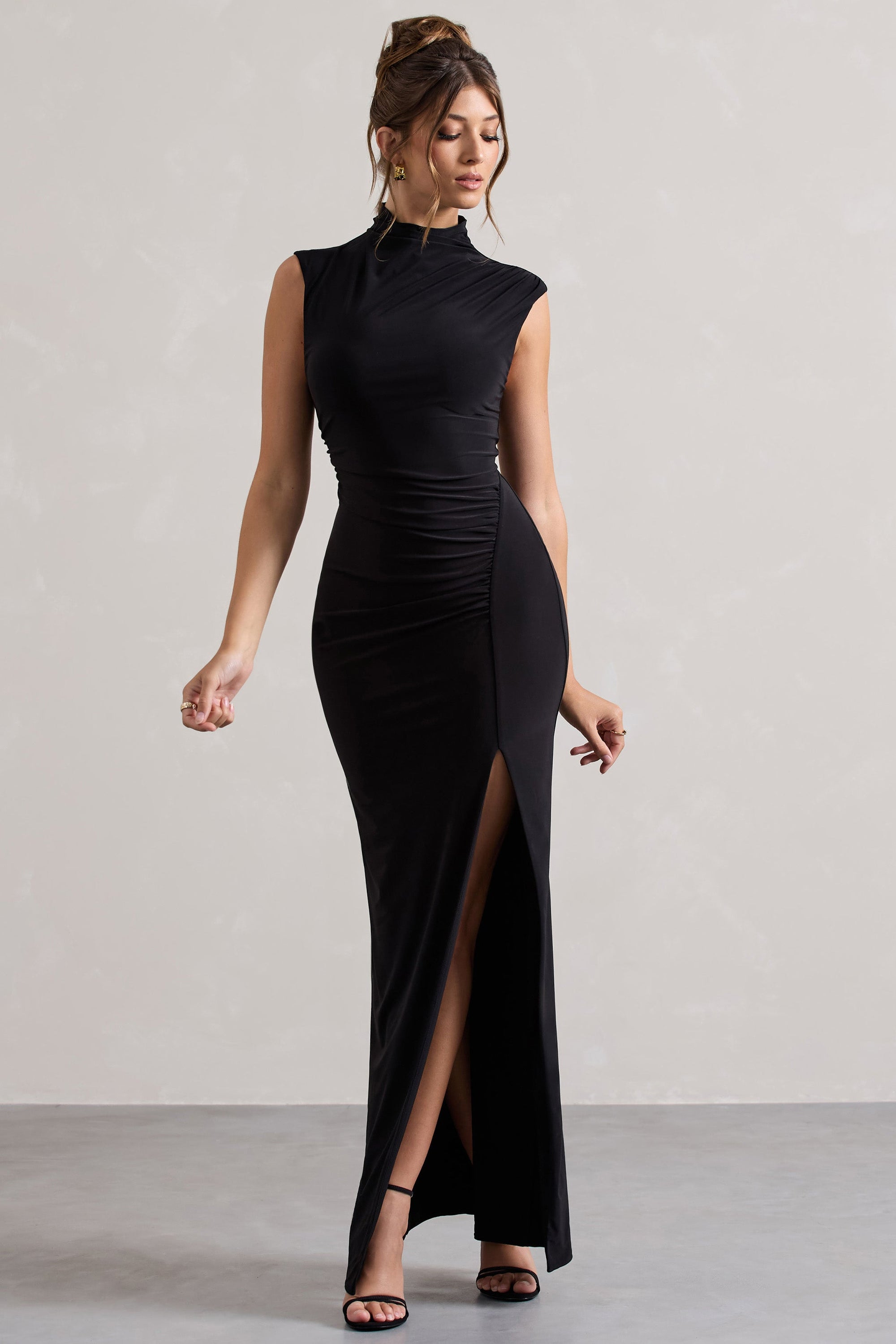 Lanetta | Robe longue noire froncée à encolure haute et fente sur la jambe