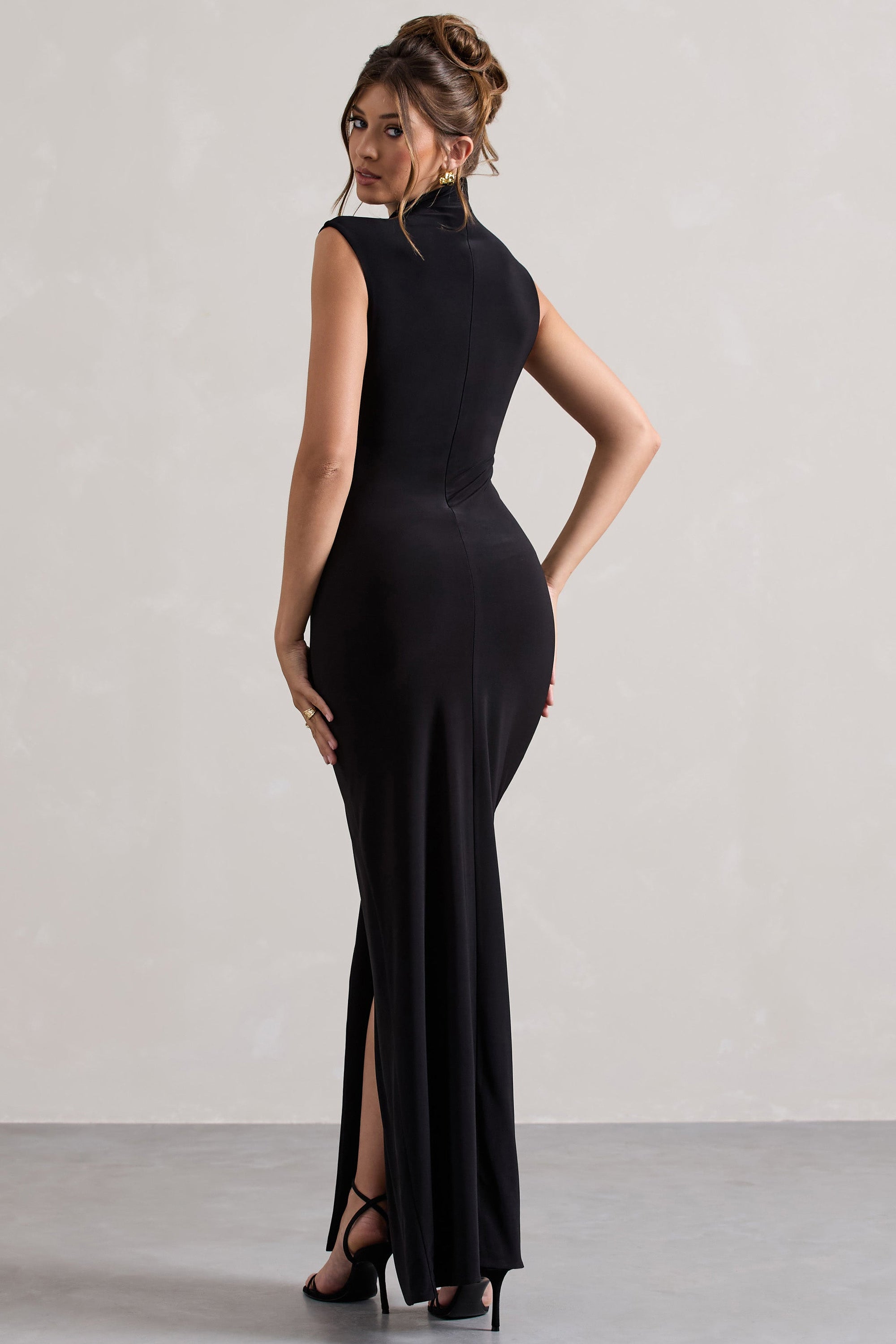 Lanetta | Robe longue noire froncée à encolure haute et fente sur la jambe