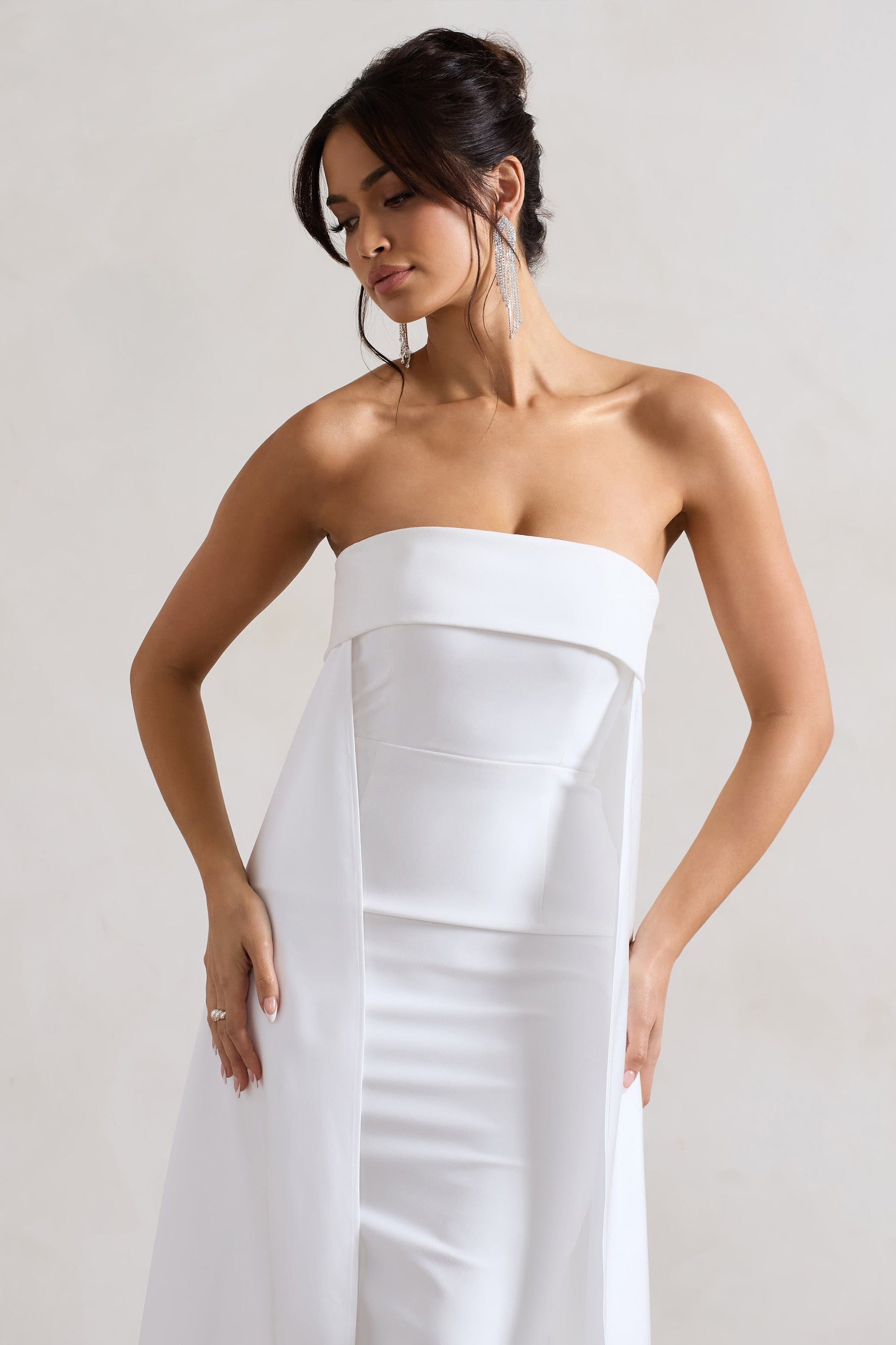 Save The Date | Robe mi-longue crème à encolure bandeau et cape