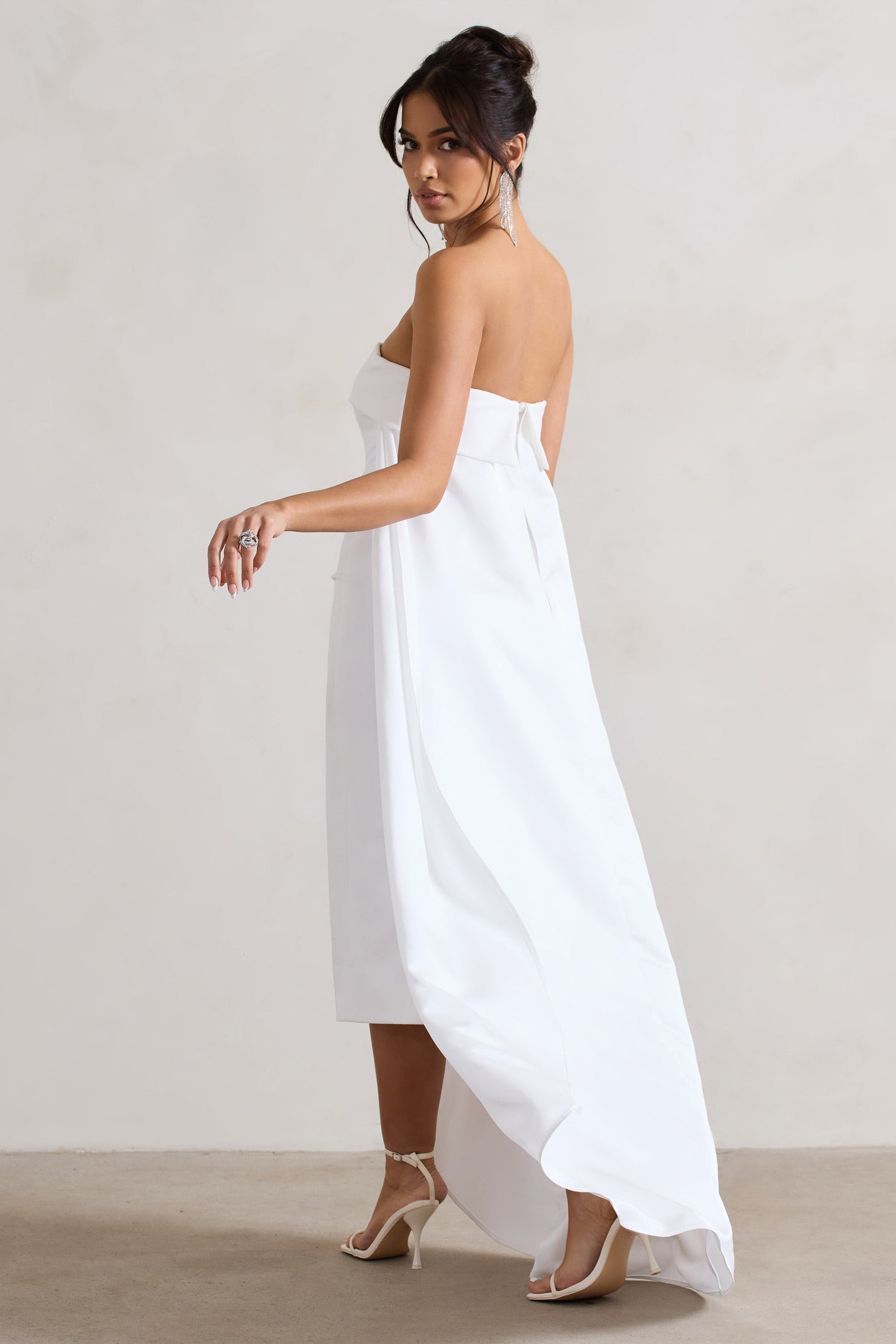 Save The Date | Robe mi-longue crème à encolure bandeau et cape