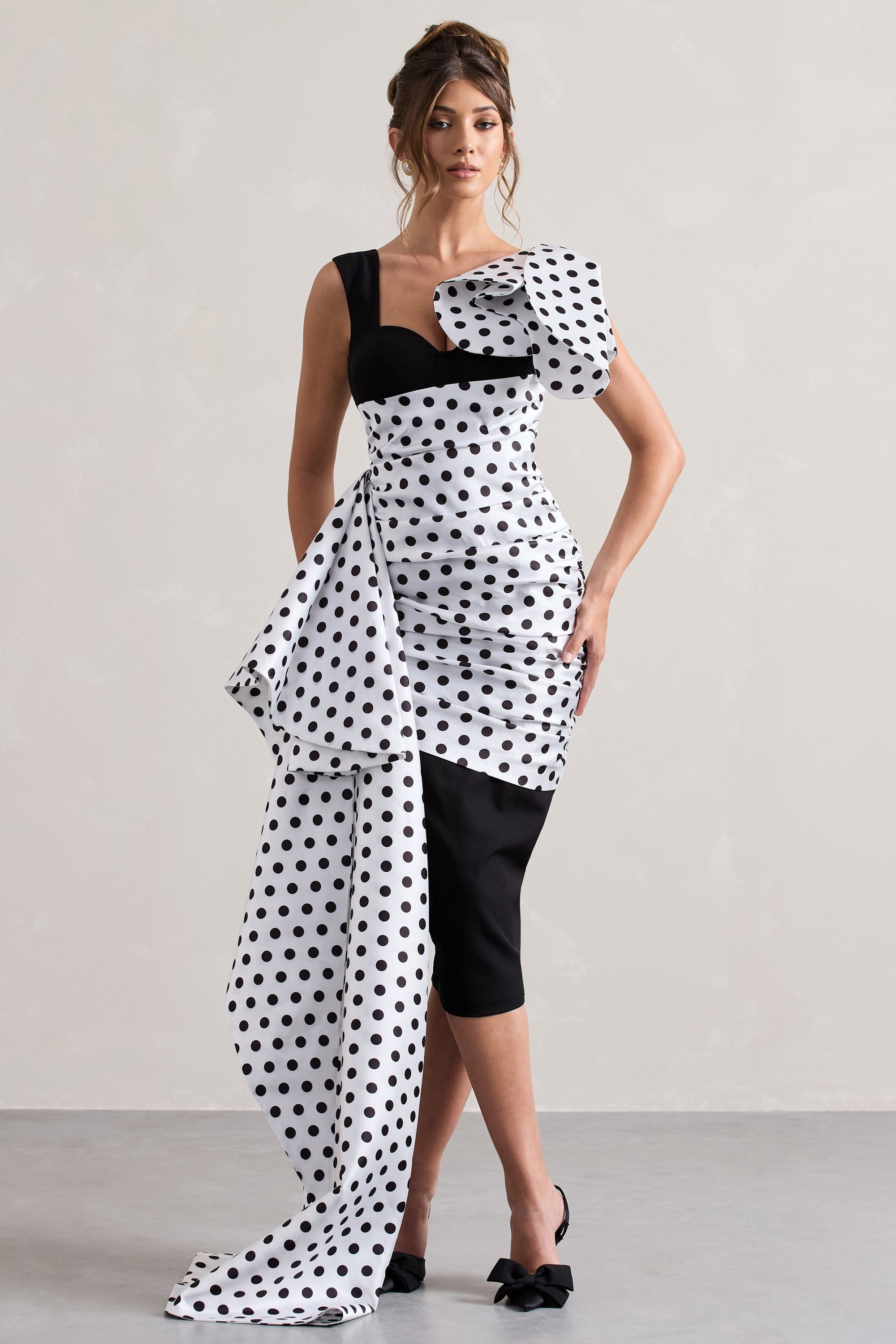 Unattainable | Robe mi-longue à pois noirs avec drapé volumineux