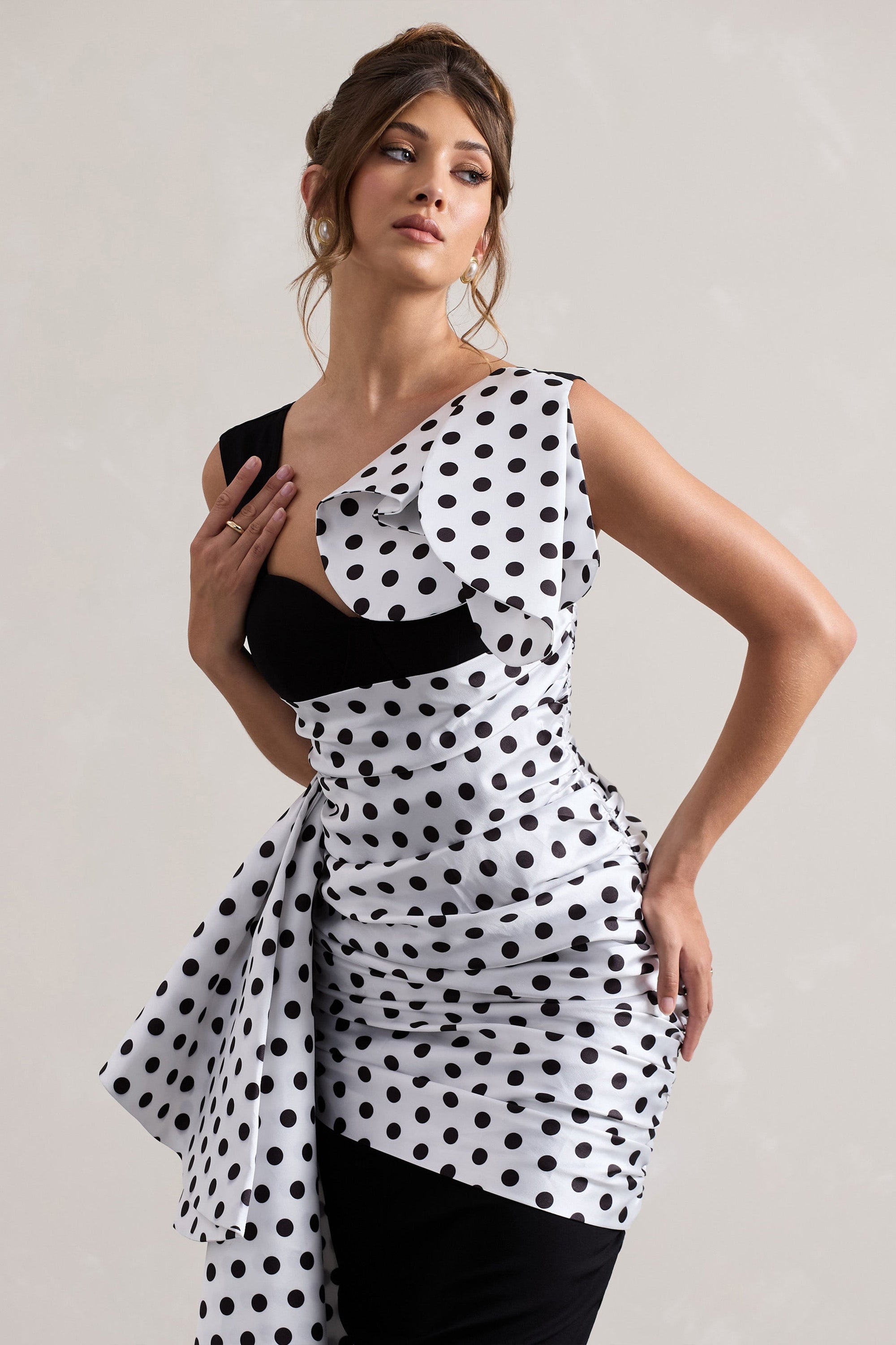 Unattainable | Robe mi-longue à pois noirs avec drapé volumineux