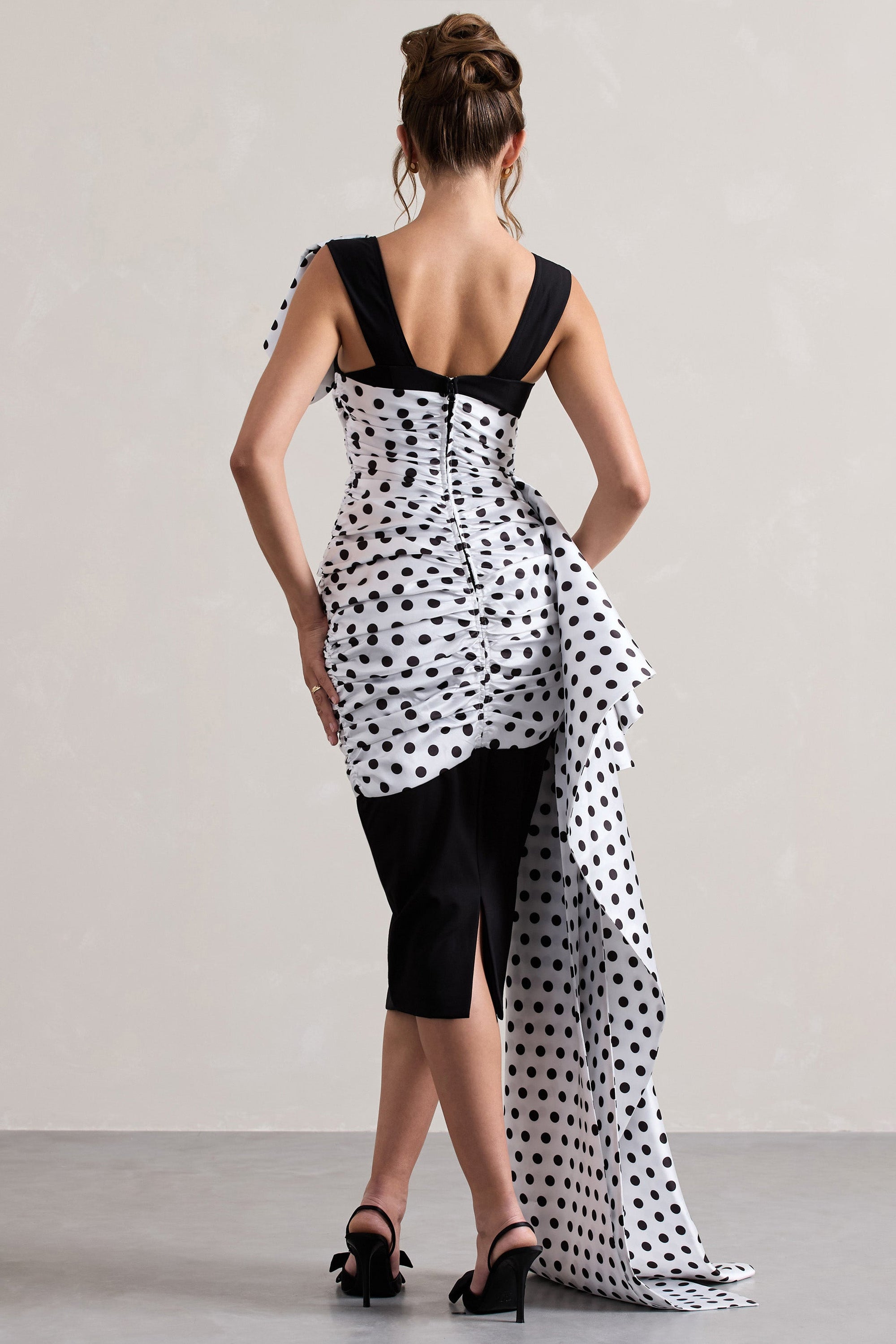 Unattainable | Robe mi-longue à pois noirs avec drapé volumineux