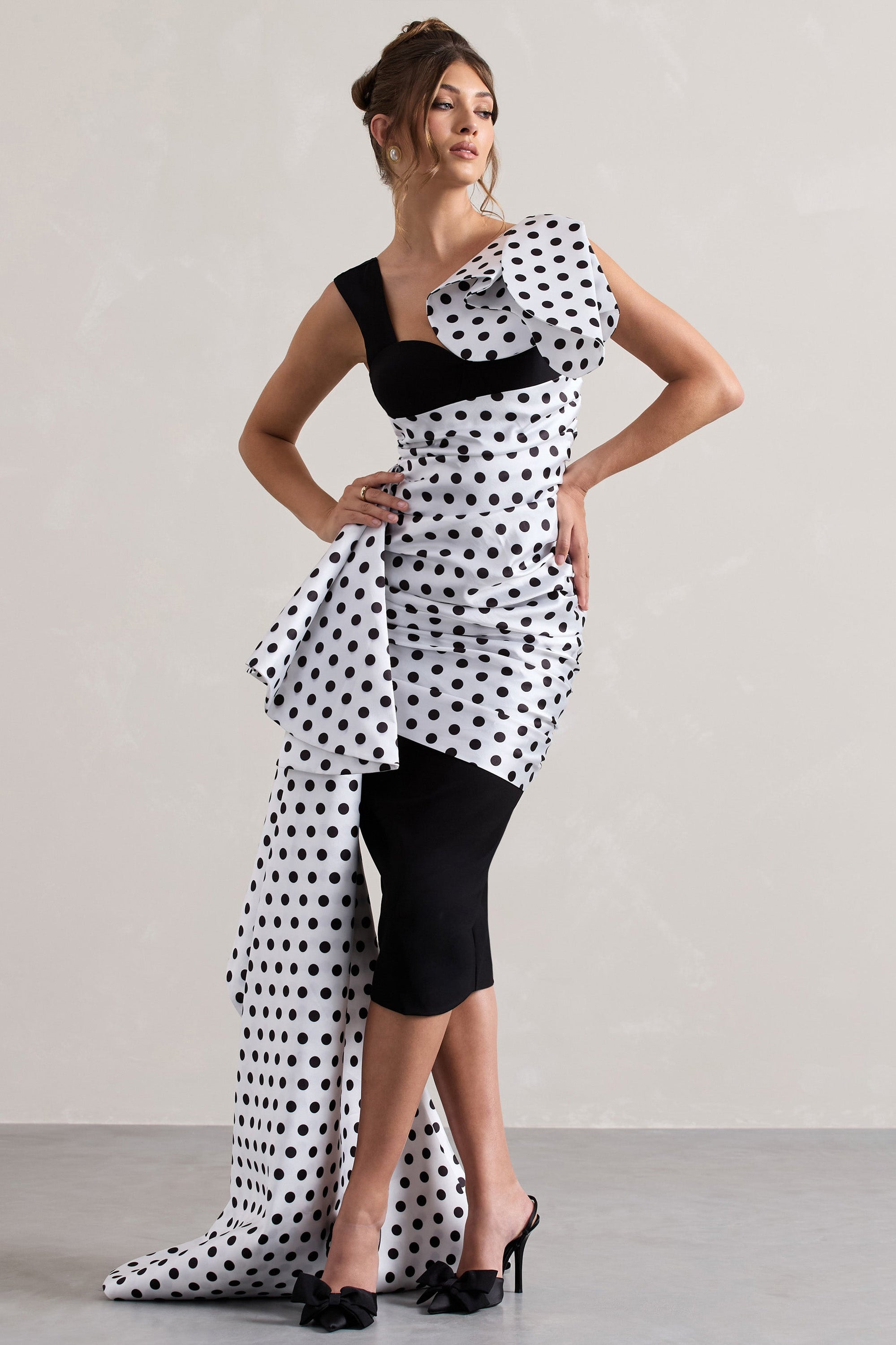 Unattainable | Robe mi-longue à pois noirs avec drapé volumineux