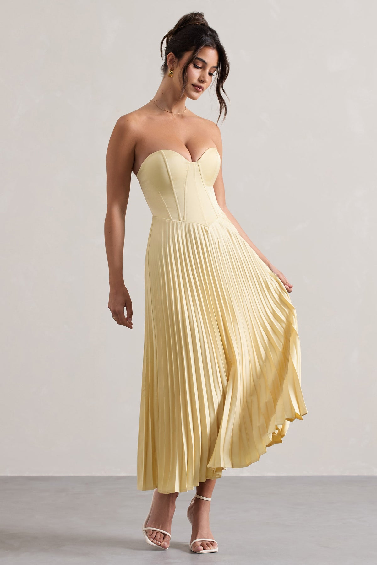 Bordeaux | Robe mi-longue en satin couleur jaune citron à style corset
