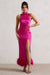 Zoe | Robe longue torsadée en satin rose et bordure de plumes