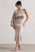 Nola | Robe mi-longue taupe en satin à une manche