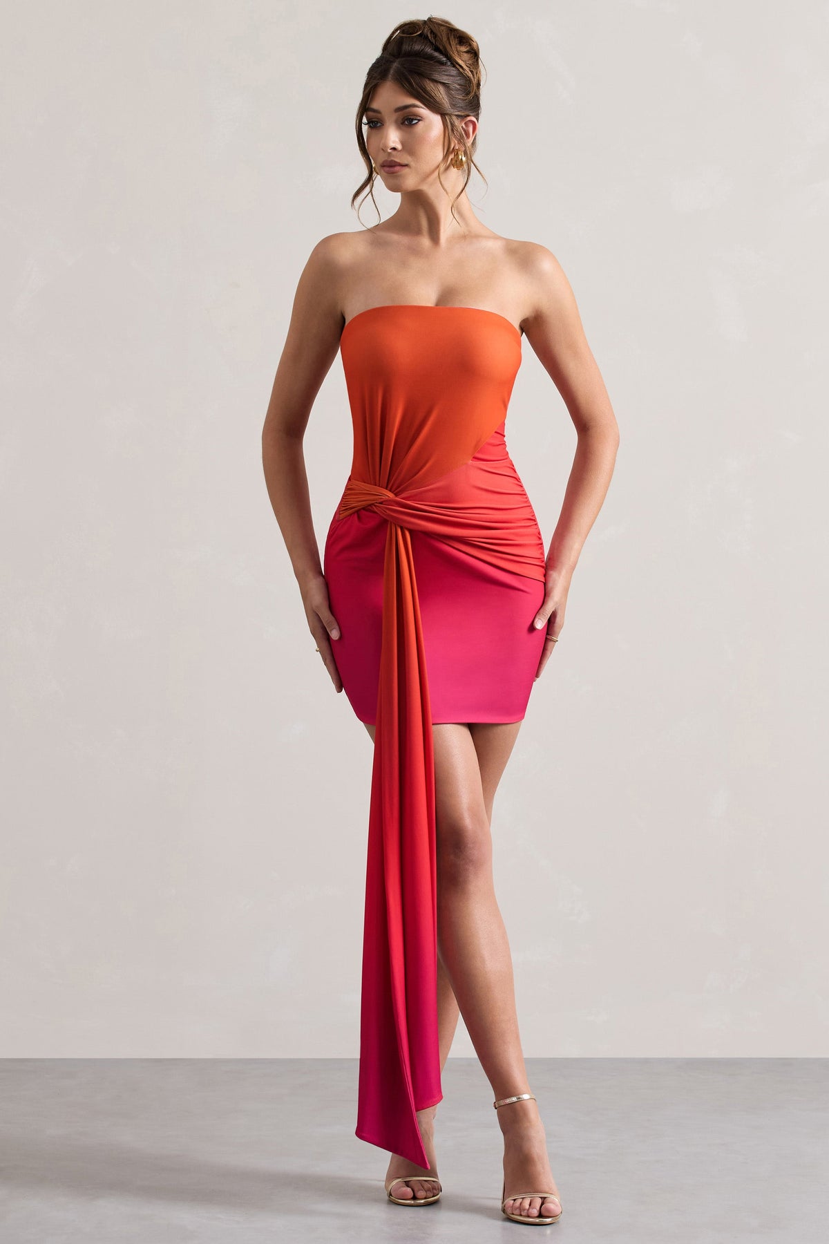 Azora | Mini-robe bandeau dégradée rose et orange avec ceinture torsadée