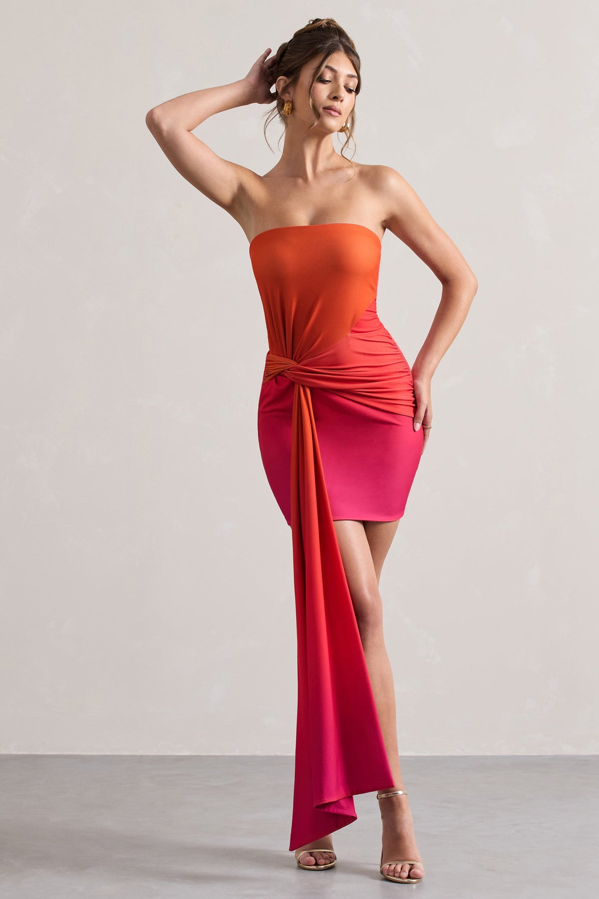 Azora | Mini-robe bandeau dégradée rose et orange avec ceinture torsadée
