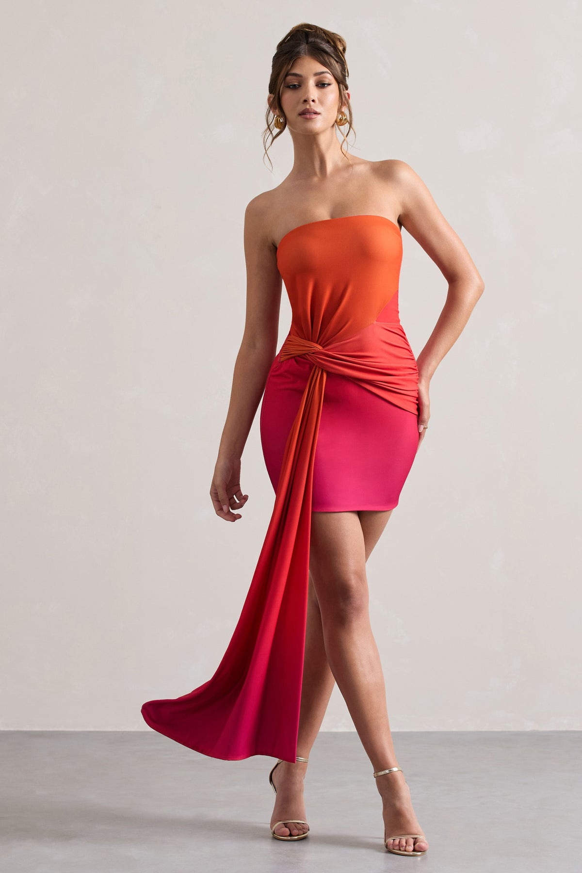 Azora | Mini-robe bandeau dégradée rose et orange avec ceinture torsadée