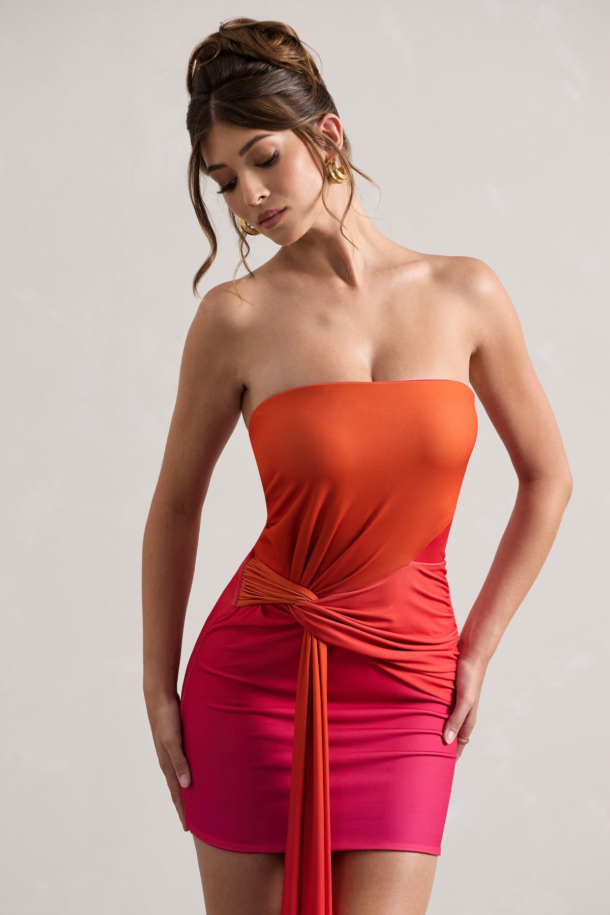 Azora | Mini-robe bandeau dégradée rose et orange avec ceinture torsadée
