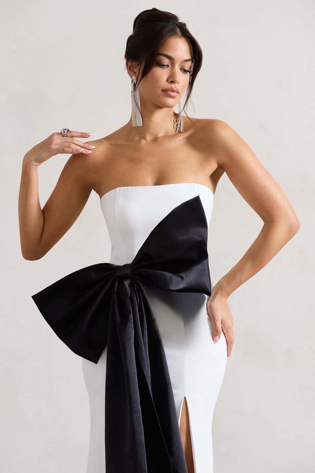 Sincerely | Robe longue blanche à bandeau et noeud surdimmentionné