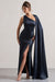 Gala | Robe longue fendue en satin bleu marine à une épaule avec manche cape