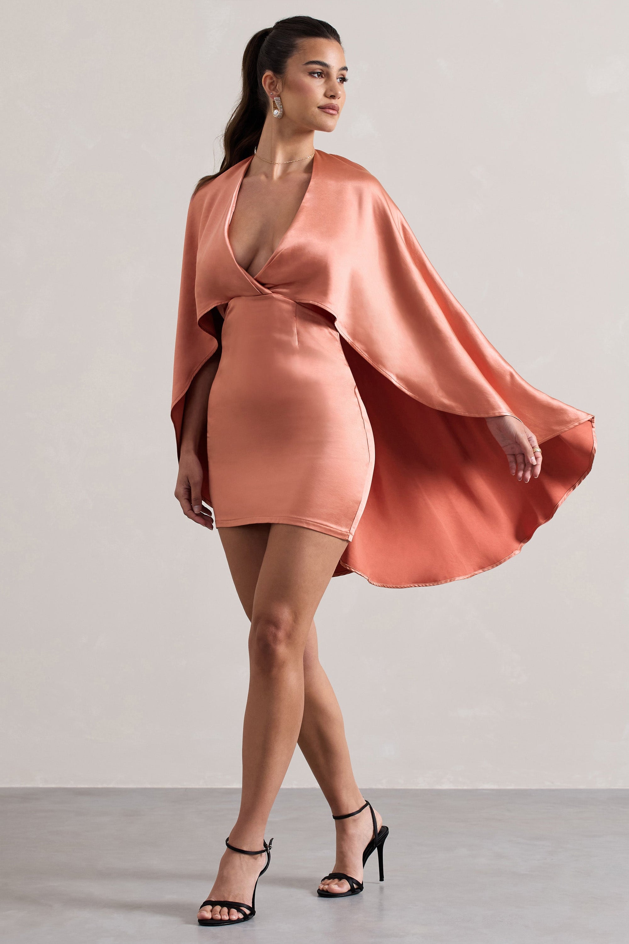 Olsen | Mini-robe en satin corail à décolleté plongeant et cape