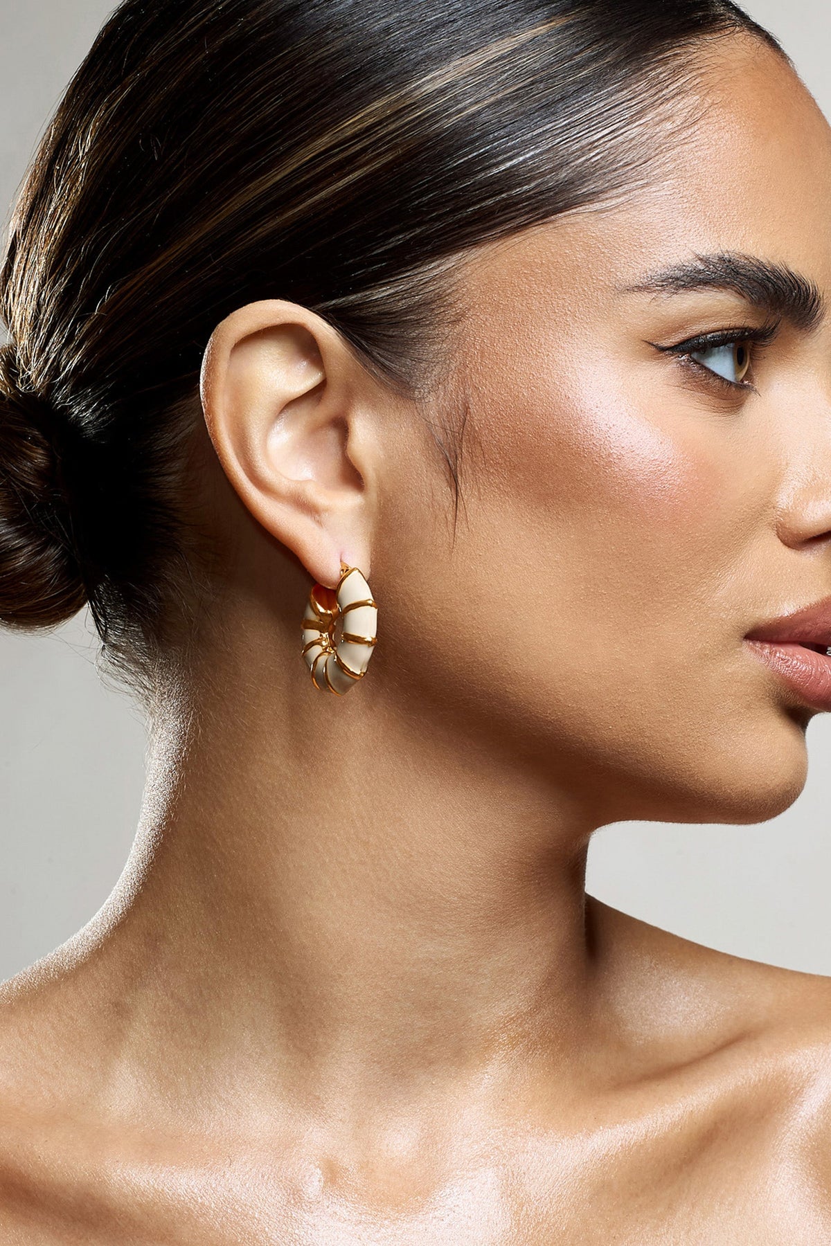 WB_CL134160007-EdieNude_GoldHoopEarrings2_fe099550-1f59-4461-828b-4513d00a1723