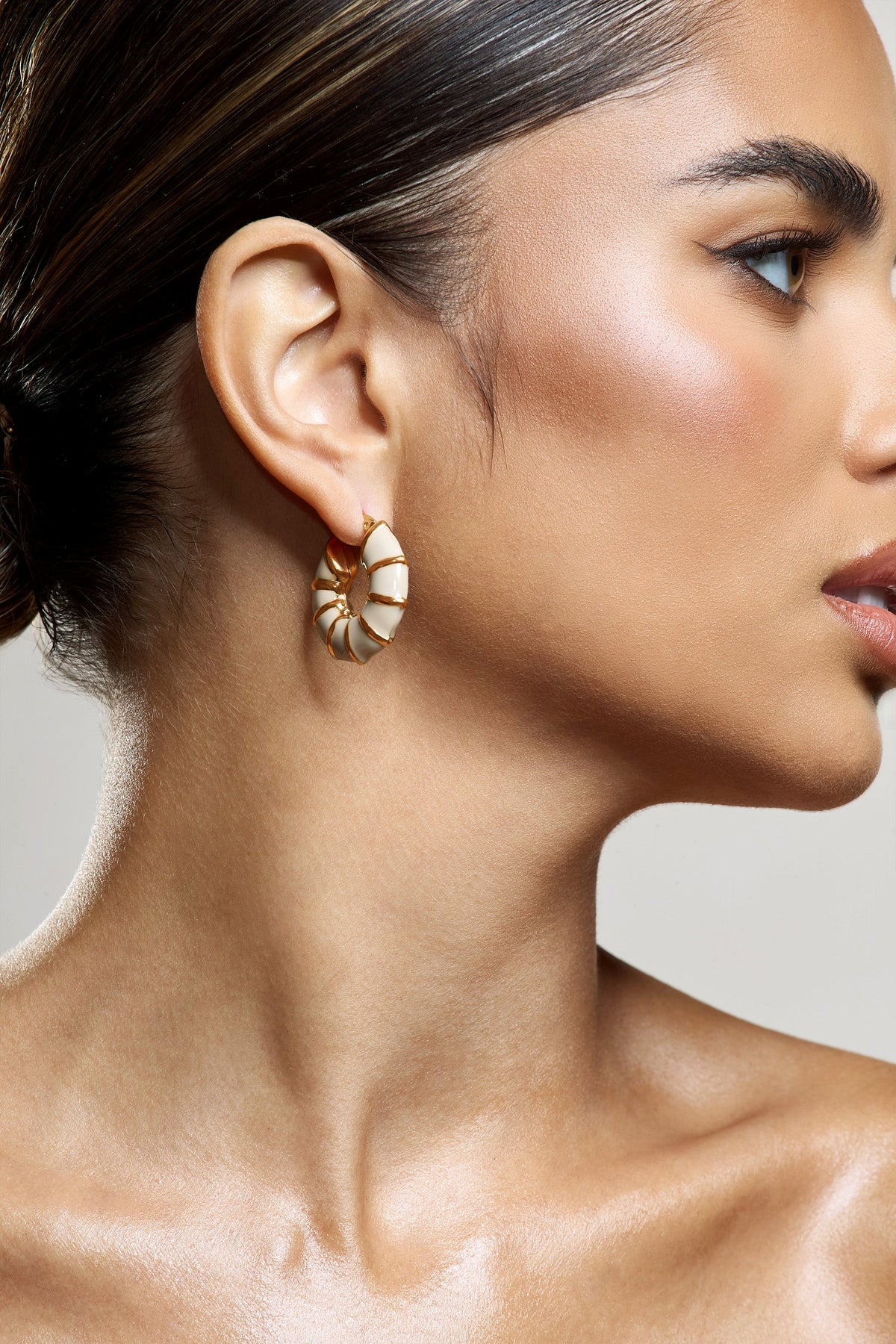 WB_CL134160007-EdieNude_GoldHoopEarrings3_c5301b4e-89ef-44b3-9a21-030667f82464