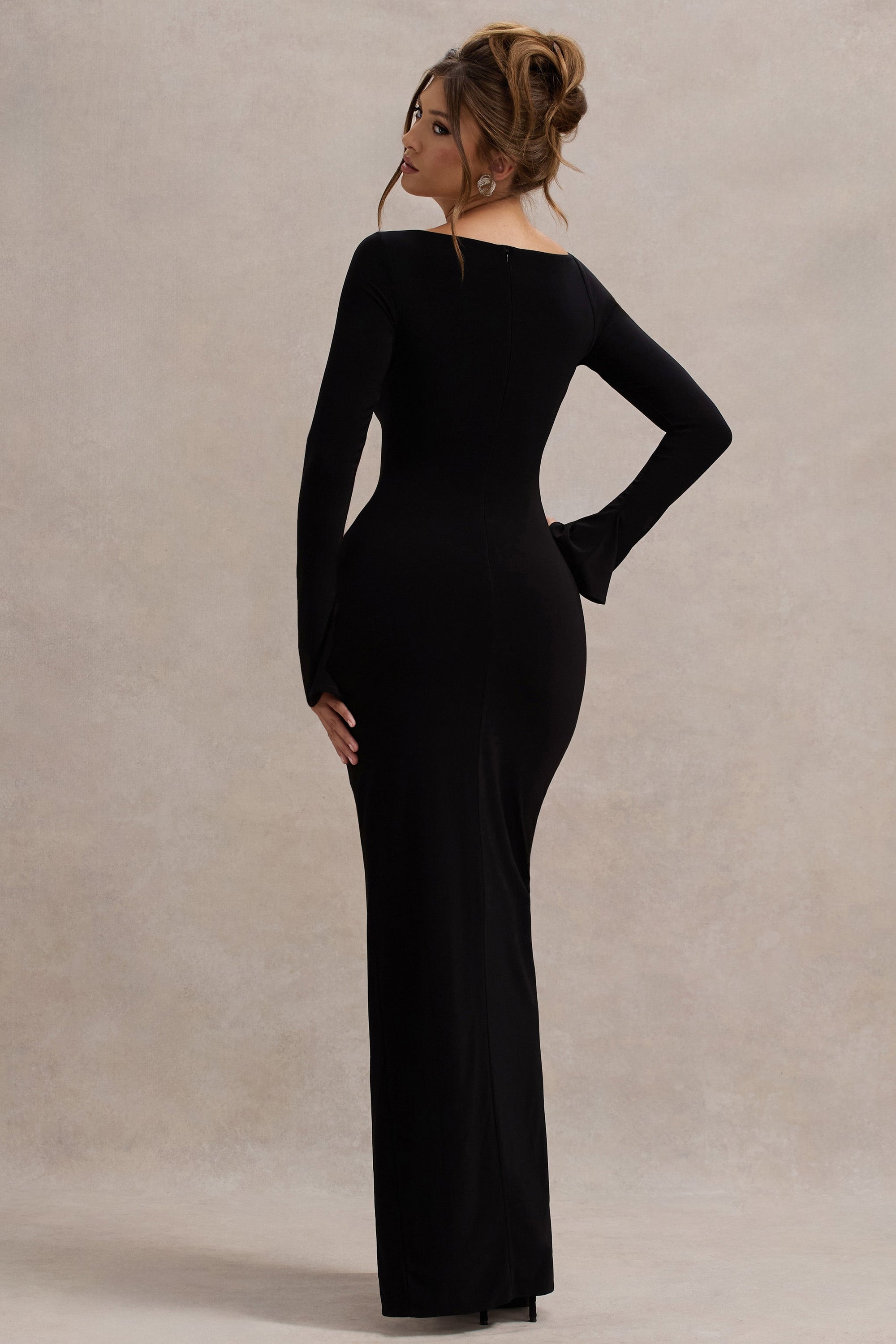 Cosmos | Robe longue noire asymétrique à manches longues et fente