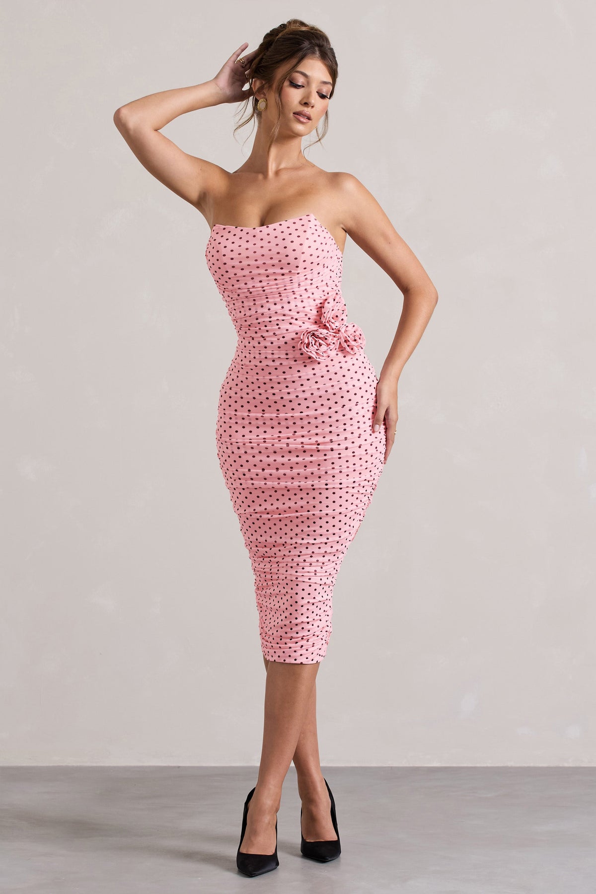 Lille | Robe mi-longue sans bretelles en maille froncée à pois roses avec corsage