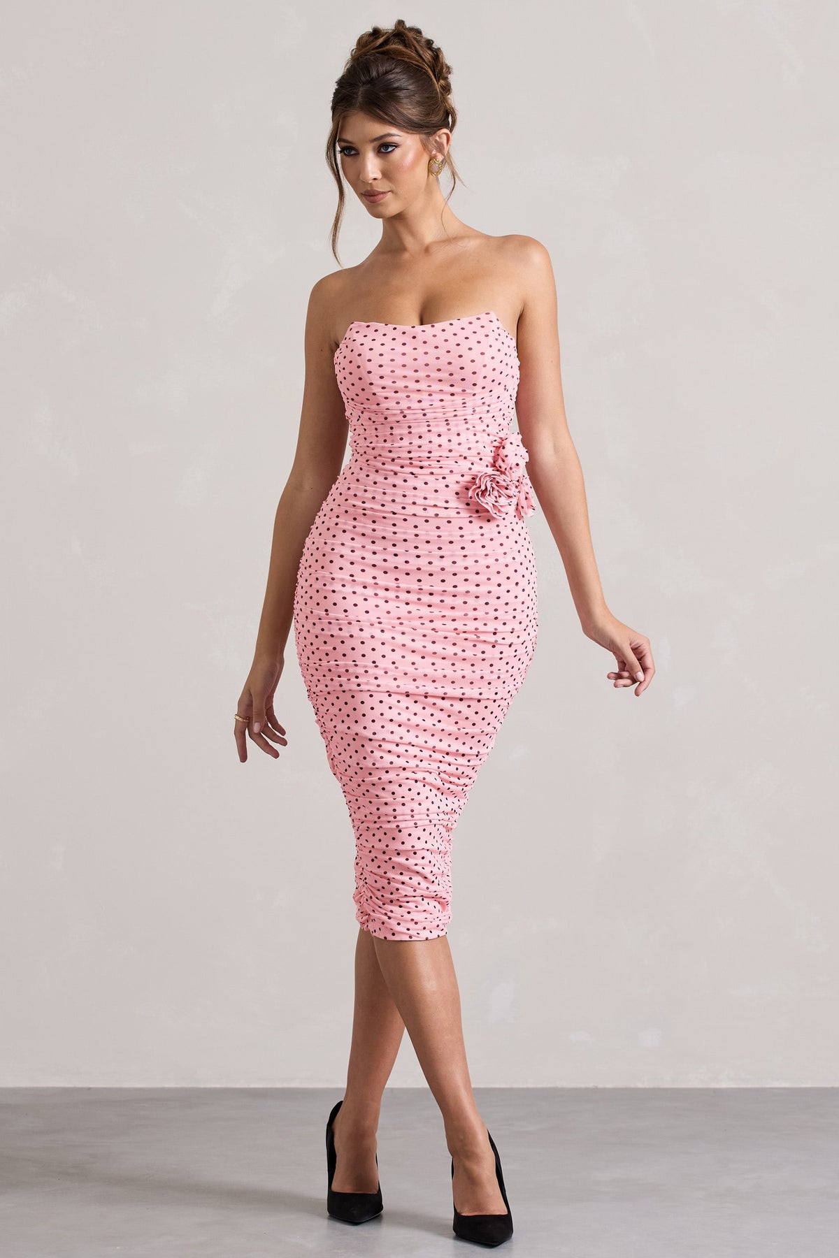 Lille | Robe mi-longue sans bretelles en maille froncée à pois roses avec corsage