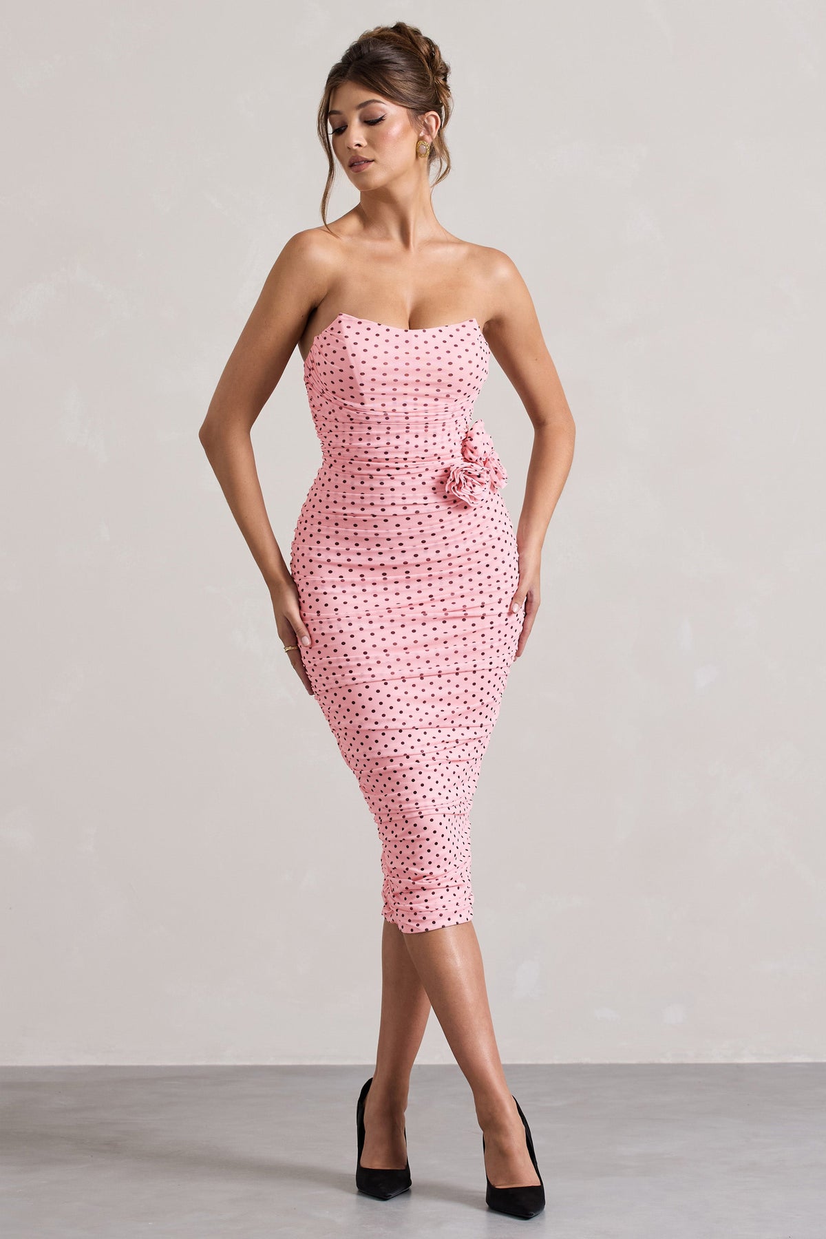 Lille | Robe mi-longue sans bretelles en maille froncée à pois roses avec corsage