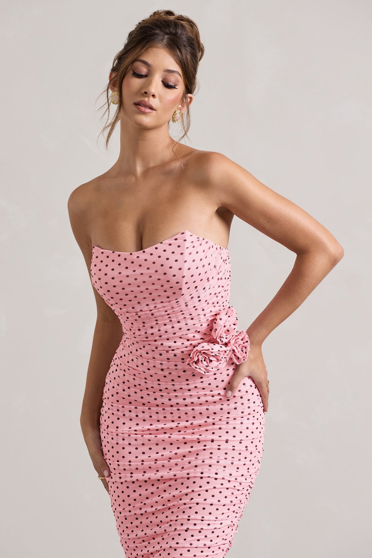 Lille | Robe mi-longue sans bretelles en maille froncée à pois roses avec corsage