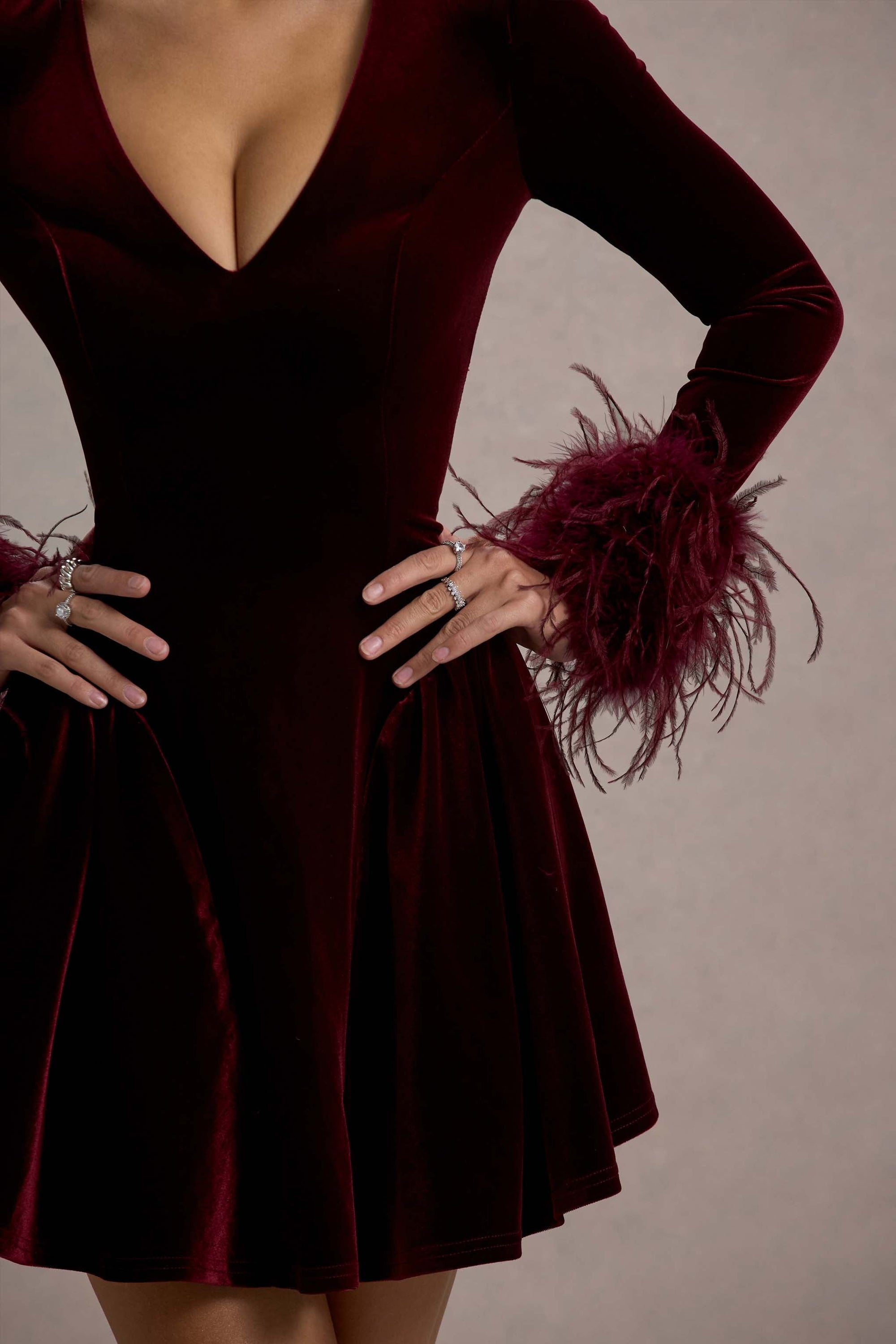 Pasilla | Mini-Robe en Velours Bordeaux avec Décolleté Plongeant et Finitions en Plumes