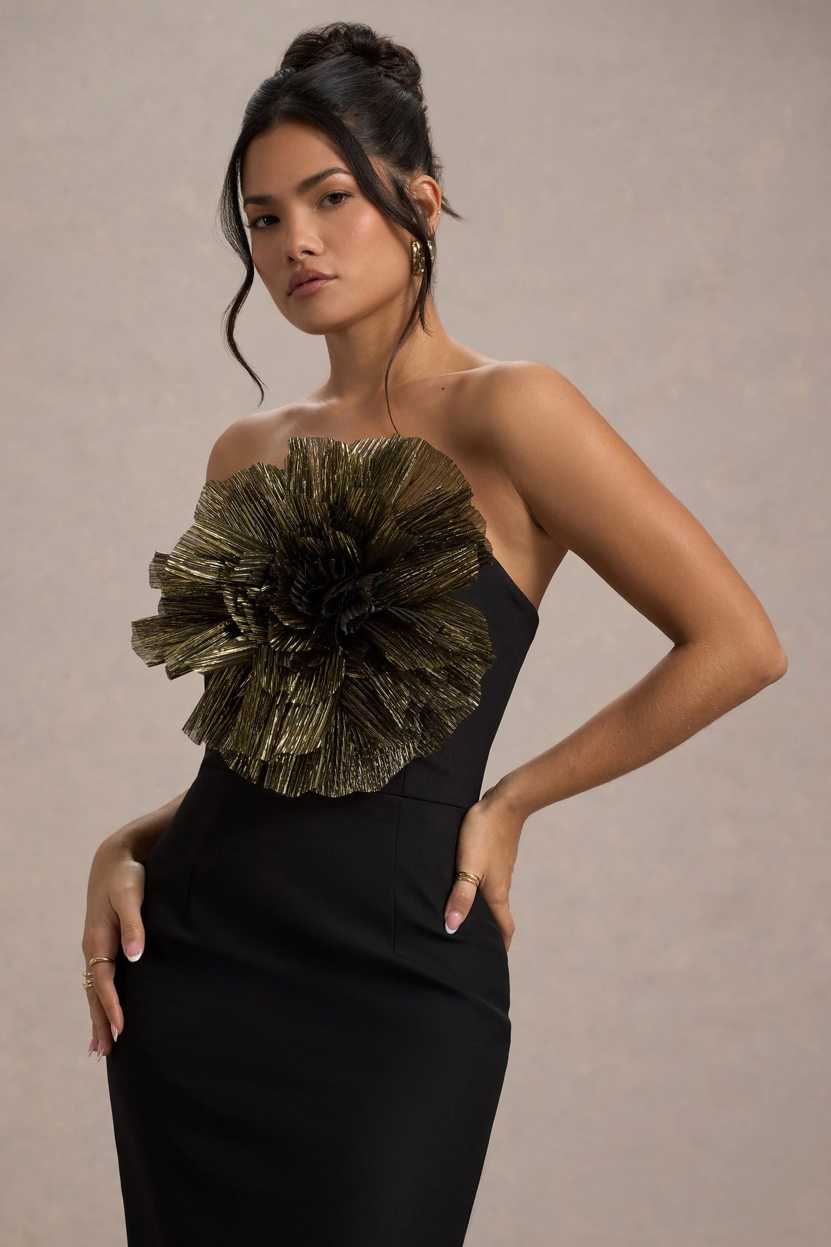 Moya | Robe mi-longue moulante noire et dorée avec détail corsage