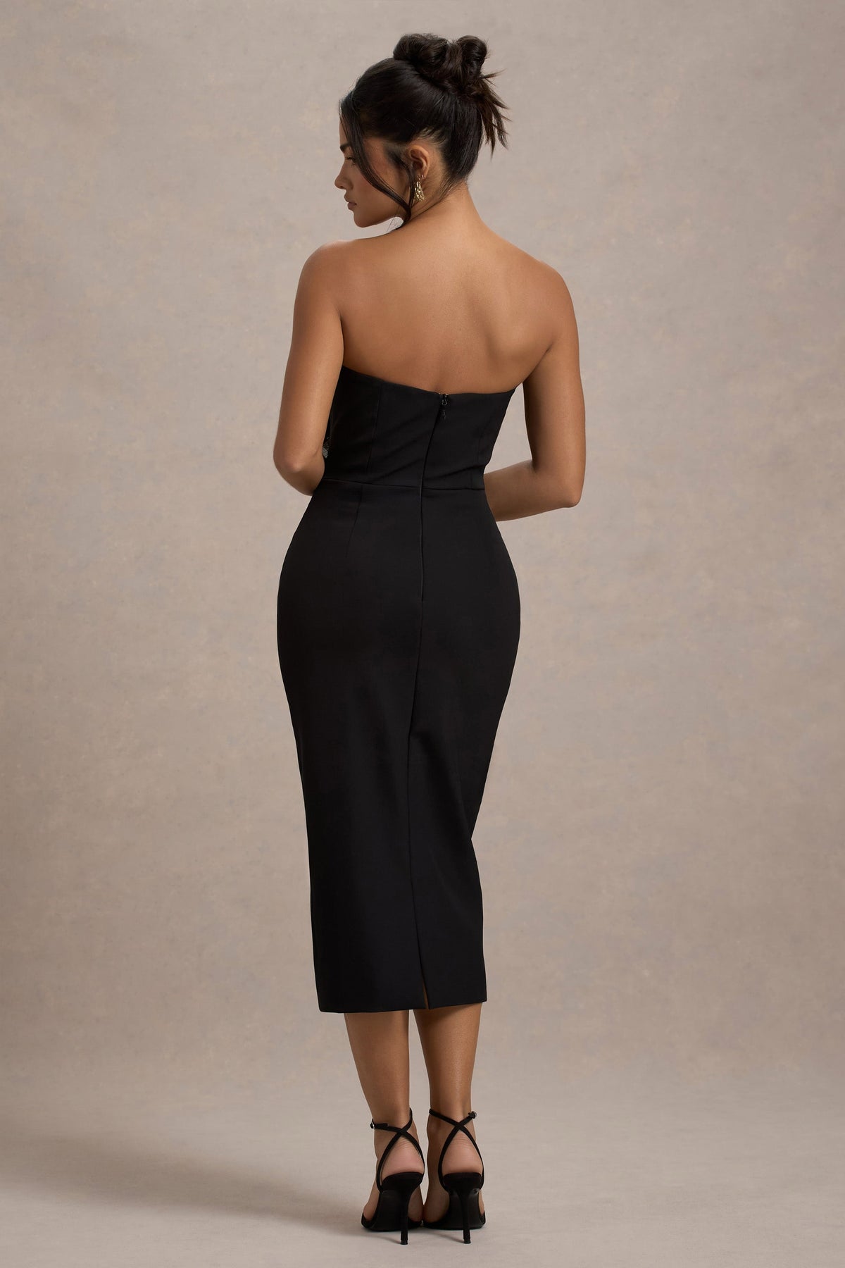 Moya | Robe mi-longue moulante noire et dorée avec détail corsage
