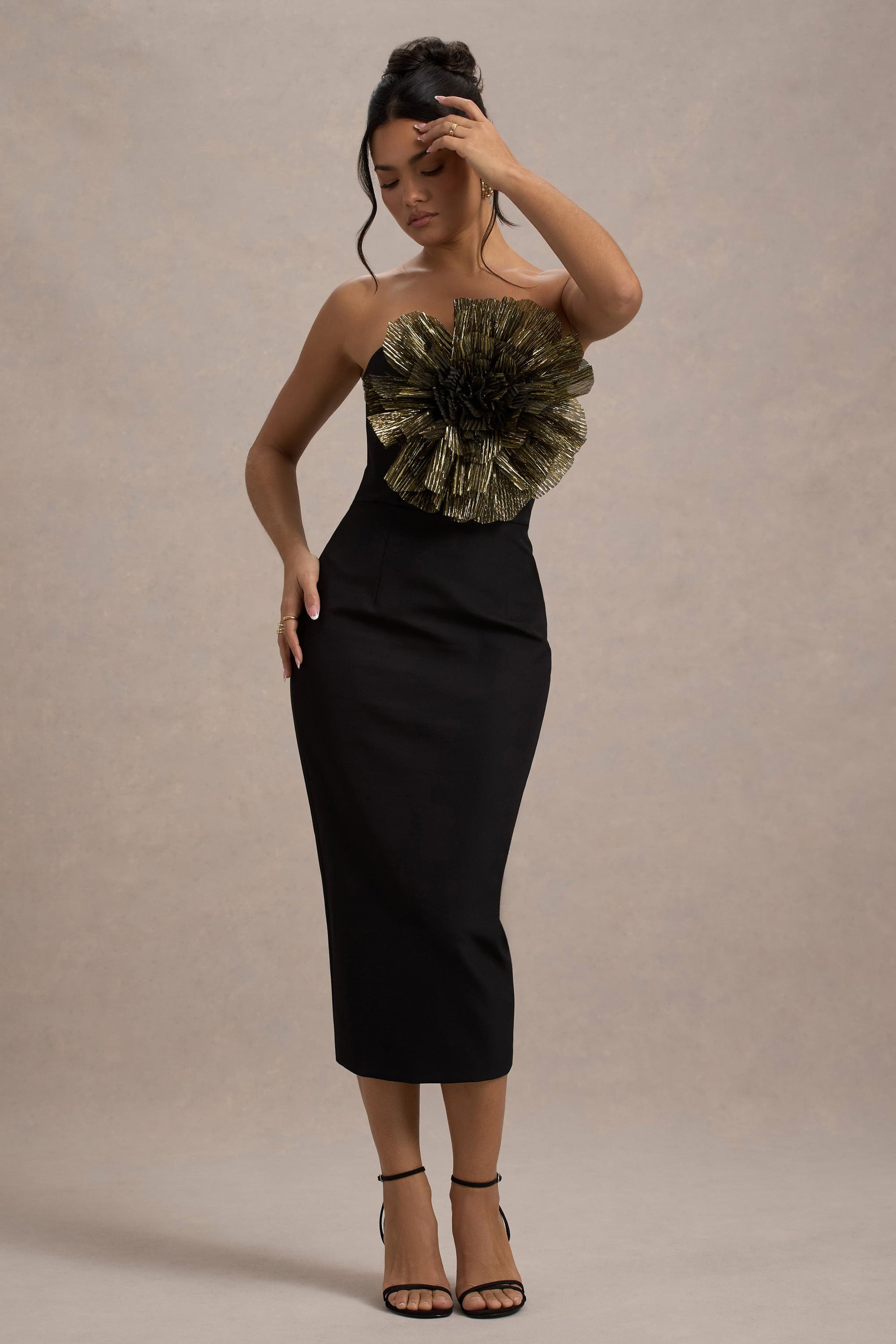 Moya | Robe mi-longue moulante noire et dorée avec détail corsage