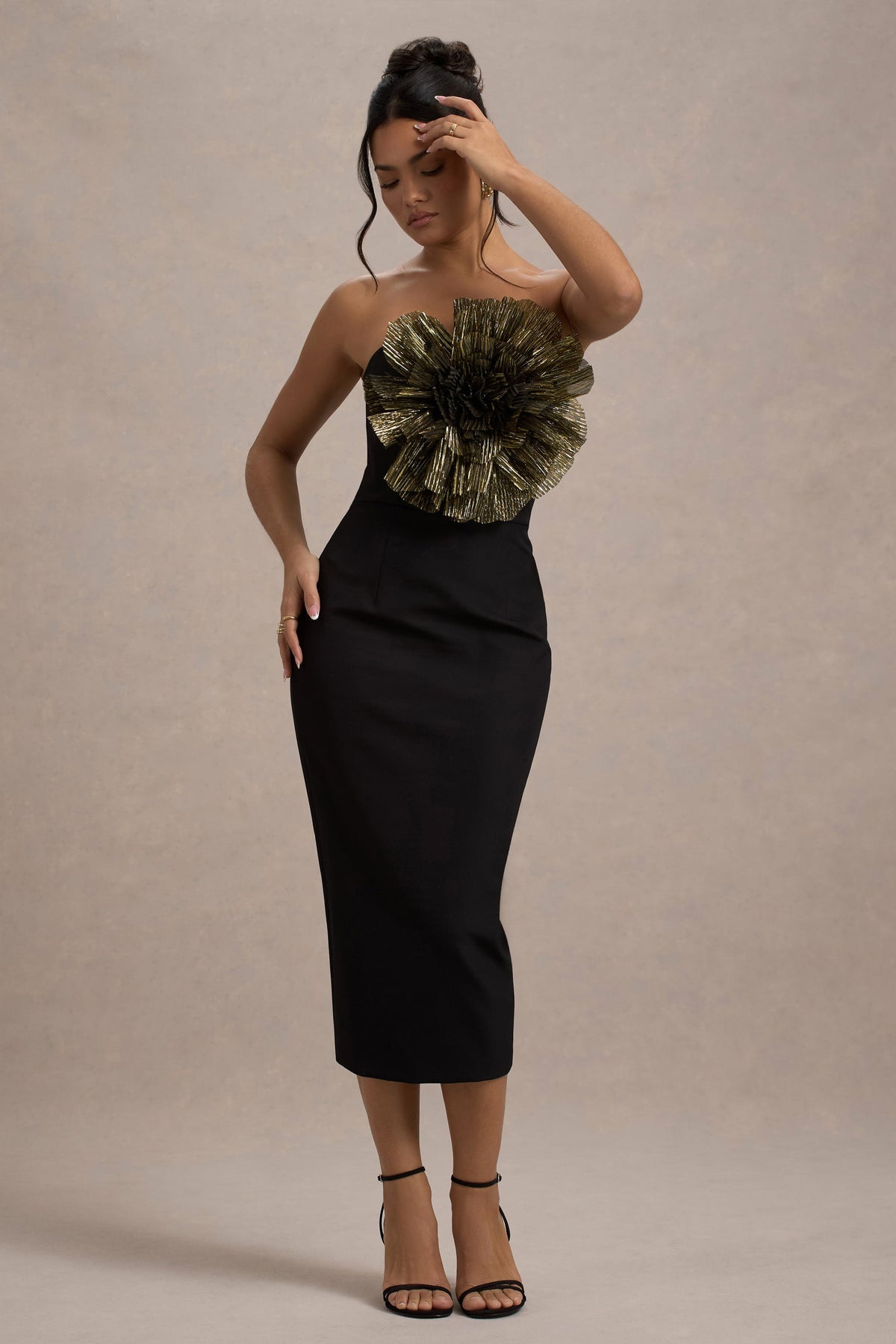 Moya | Robe mi-longue moulante noire et dorée avec détail corsage